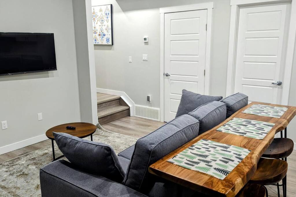 Cozy basement for a lovely stay & perfect for WFH