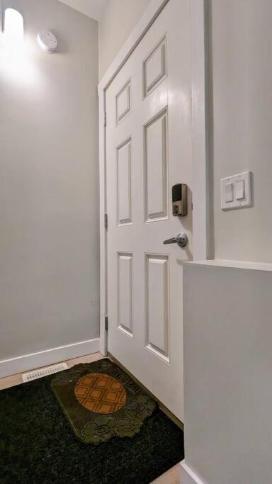 Cozy basement for a lovely stay & perfect for WFH