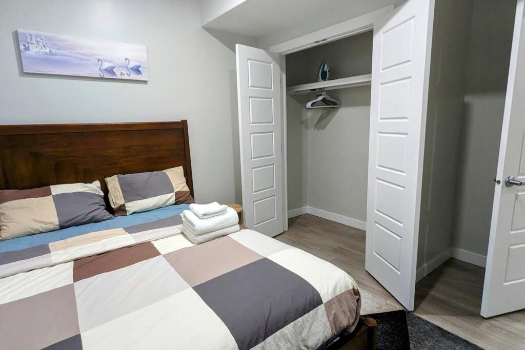 Cozy basement for a lovely stay & perfect for WFH