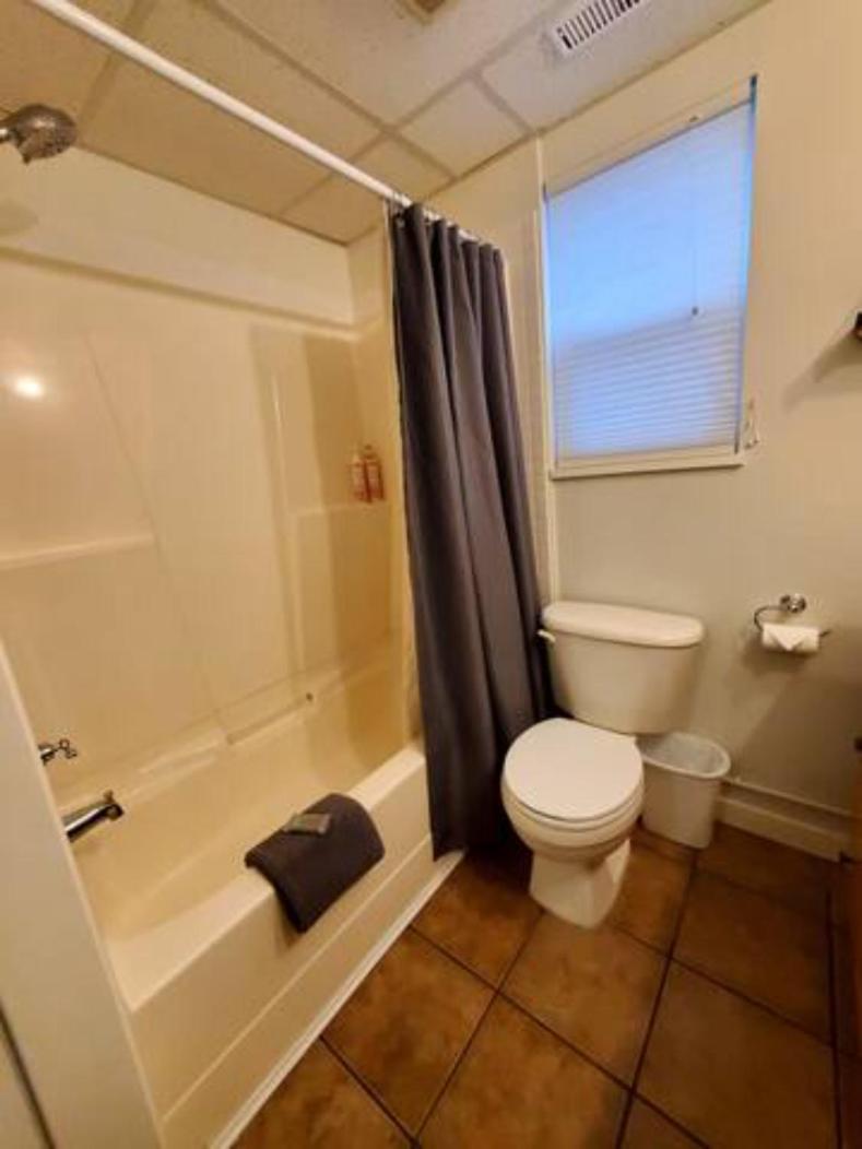 Private & cozy ground level suite in quiet area
