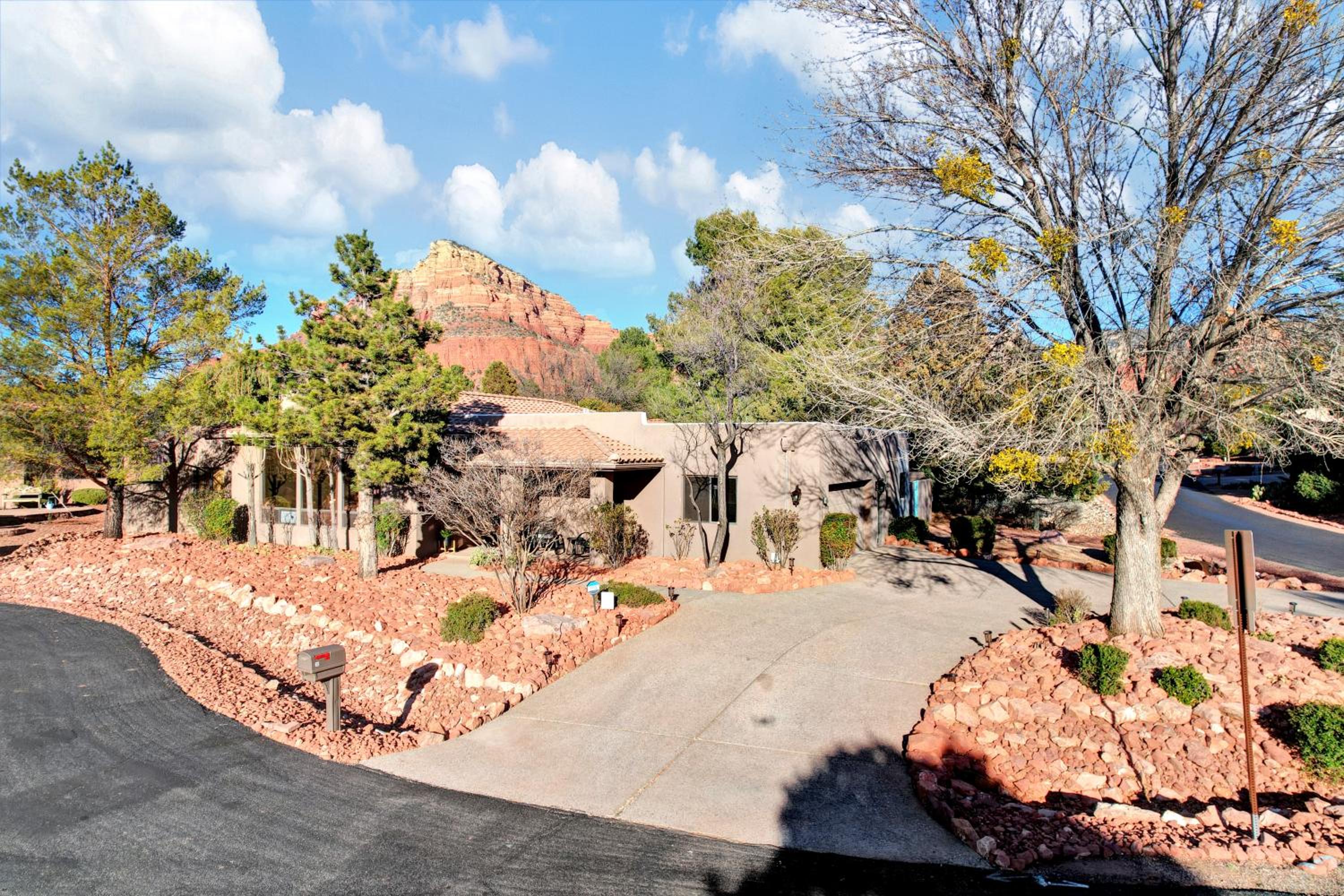 Three Bedroom, Amazing Views, Hot Tub and Pets Allowed, Close to Chapel of the Holy Cross and Chapel Hill, less than 1mi to Trailheads view 2