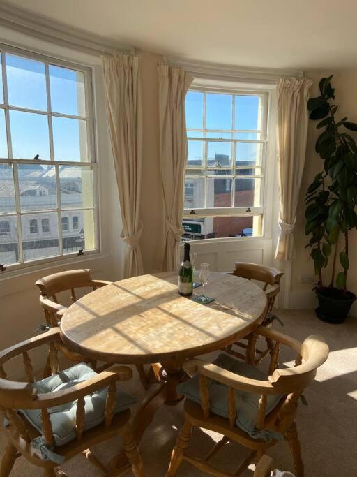 Stunning town centre apartment with sea views view 2