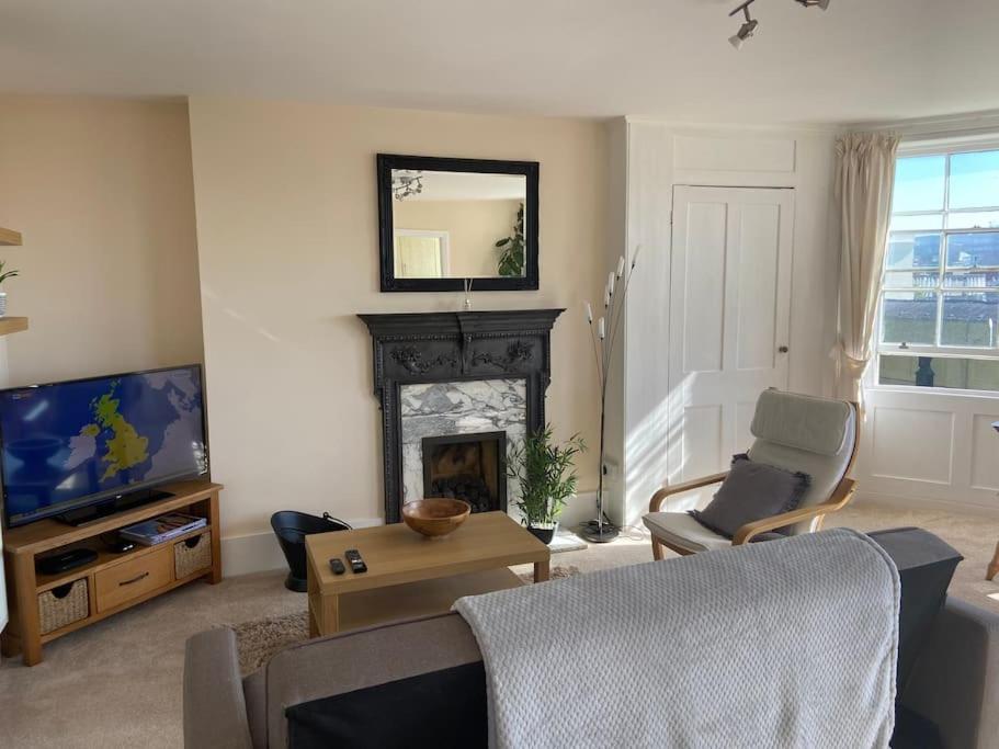 Stunning town centre apartment with sea views view 3
