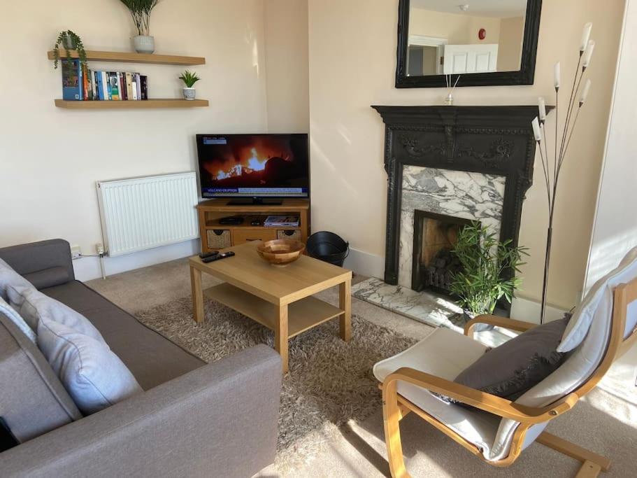 Stunning town centre apartment with sea views view 4