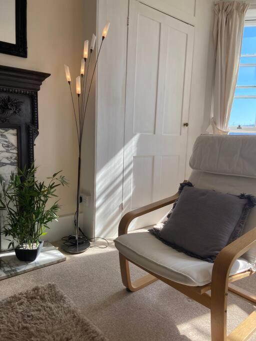 Stunning town centre apartment with sea views view 5