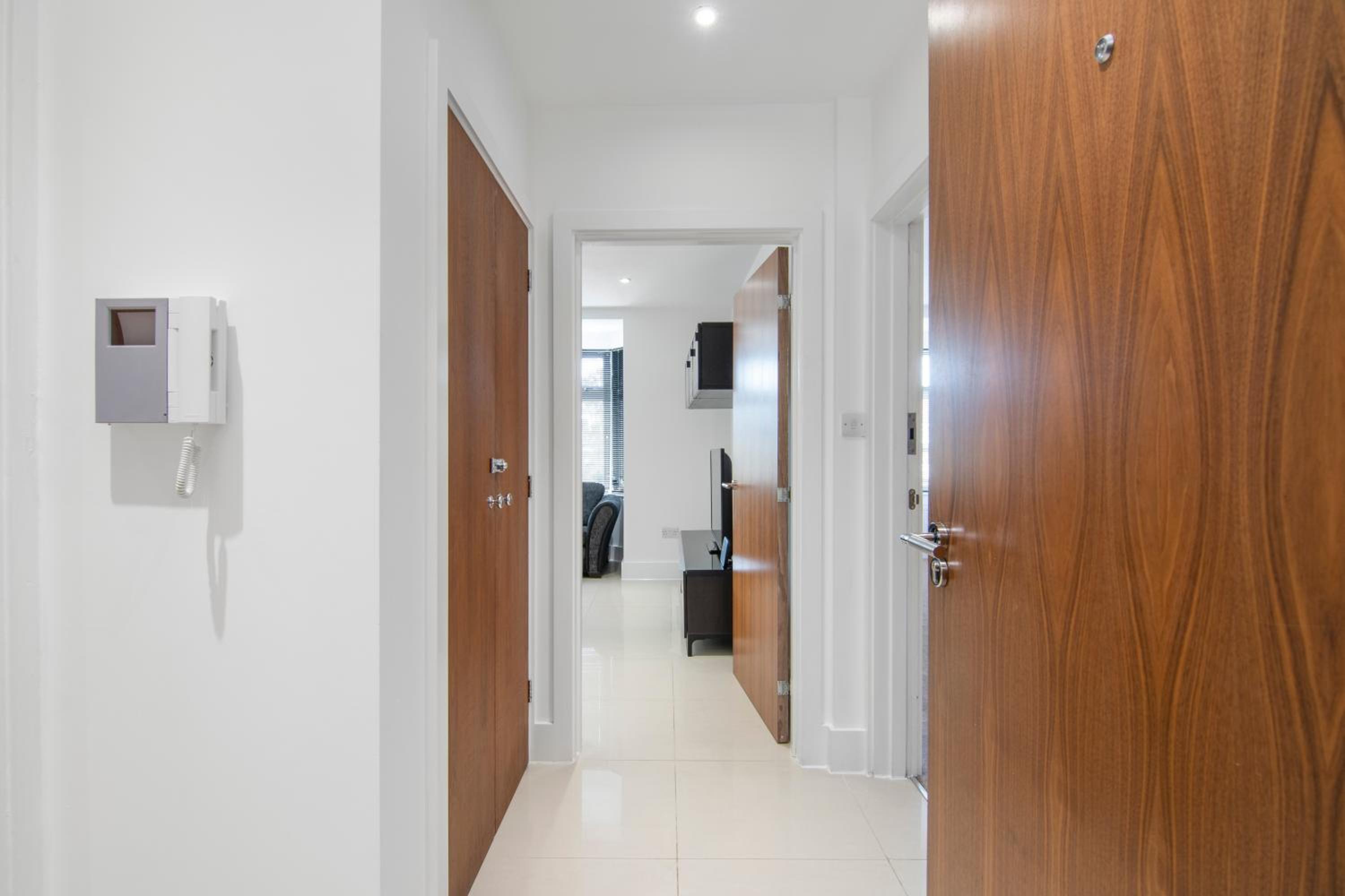 Luxury Apartment in Town Centre with Free Gated Parking view 4