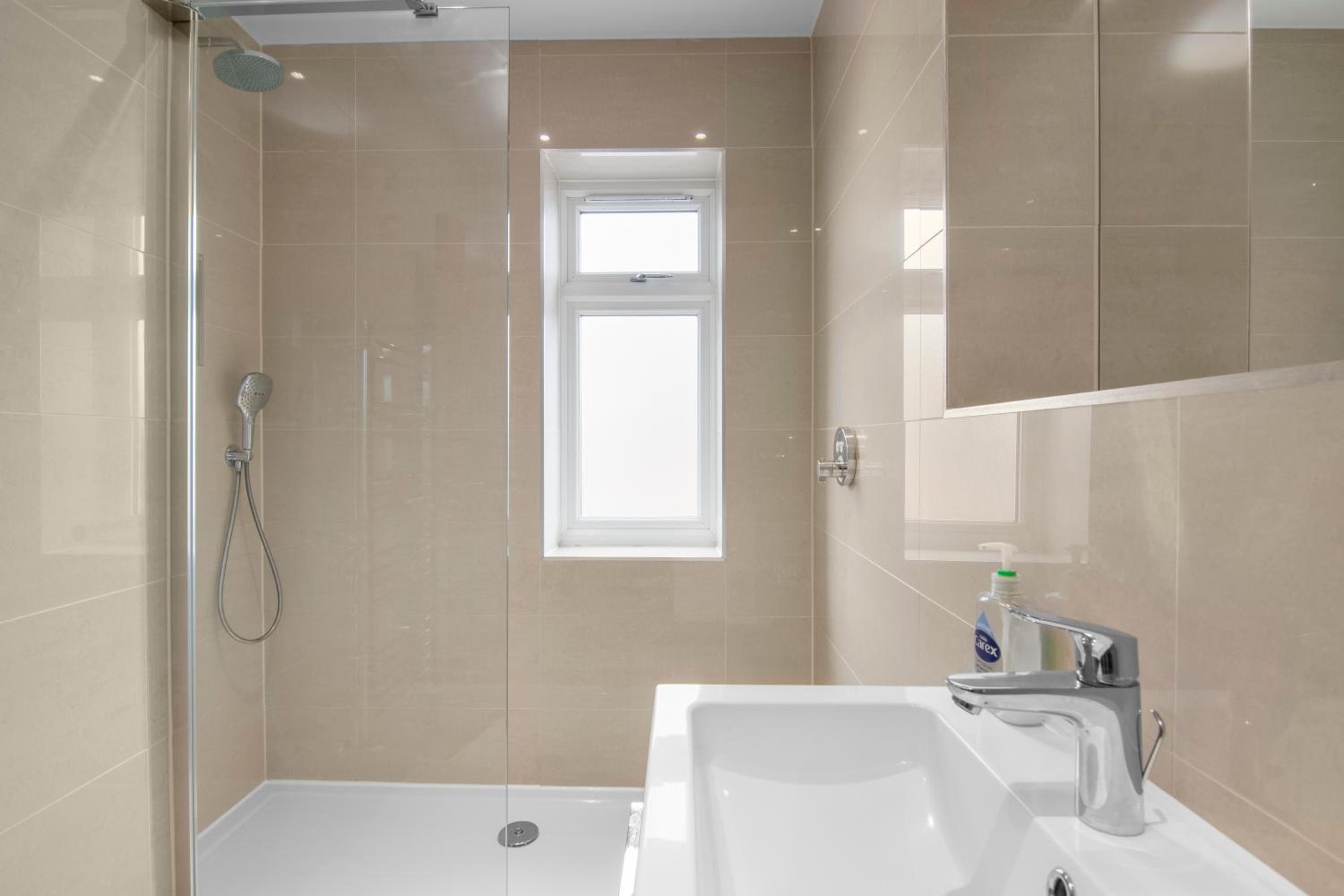 Luxury Apartment in Town Centre with Free Gated Parking view 5