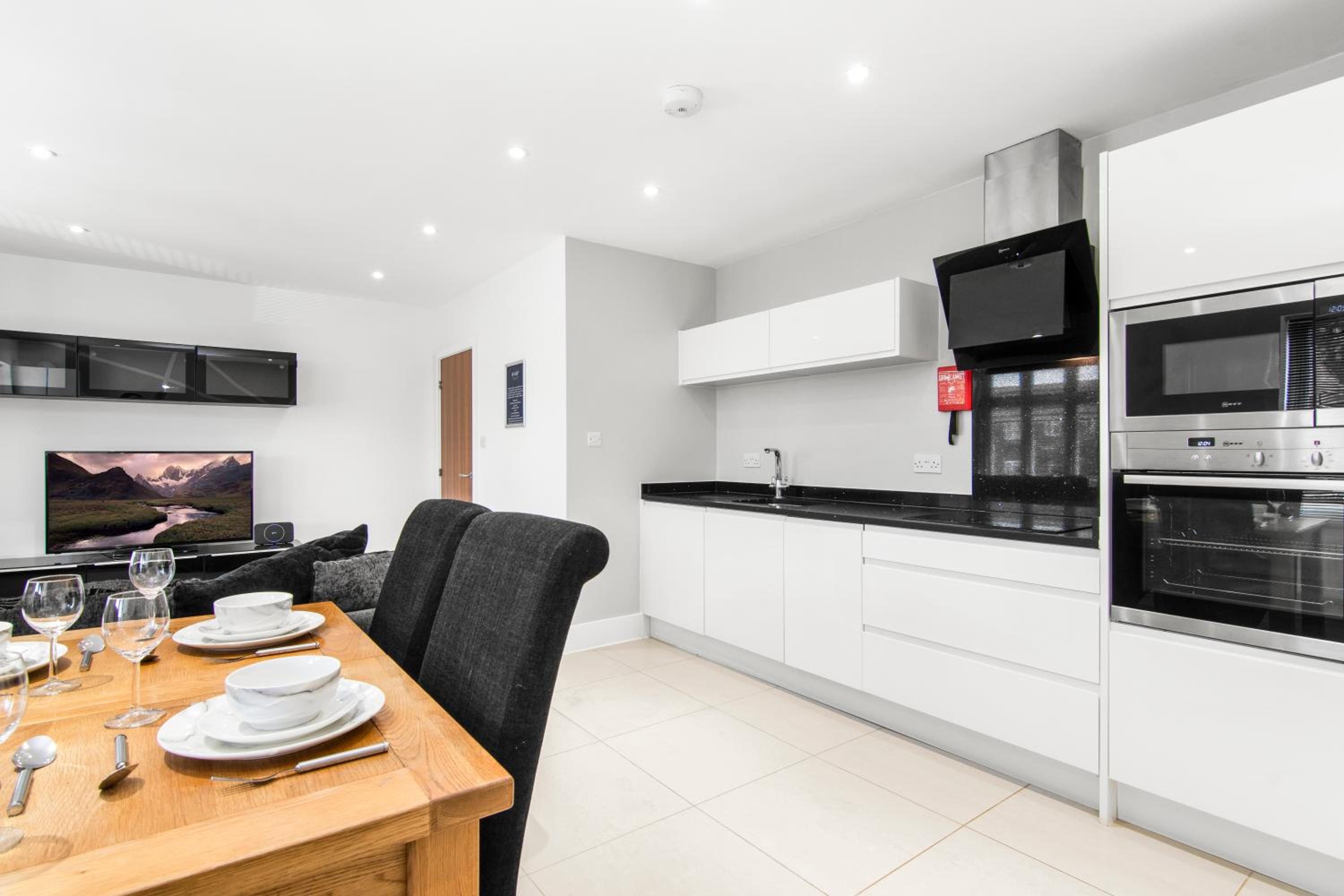 Luxury Apartment in Town Centre with Free Gated Parking view 2