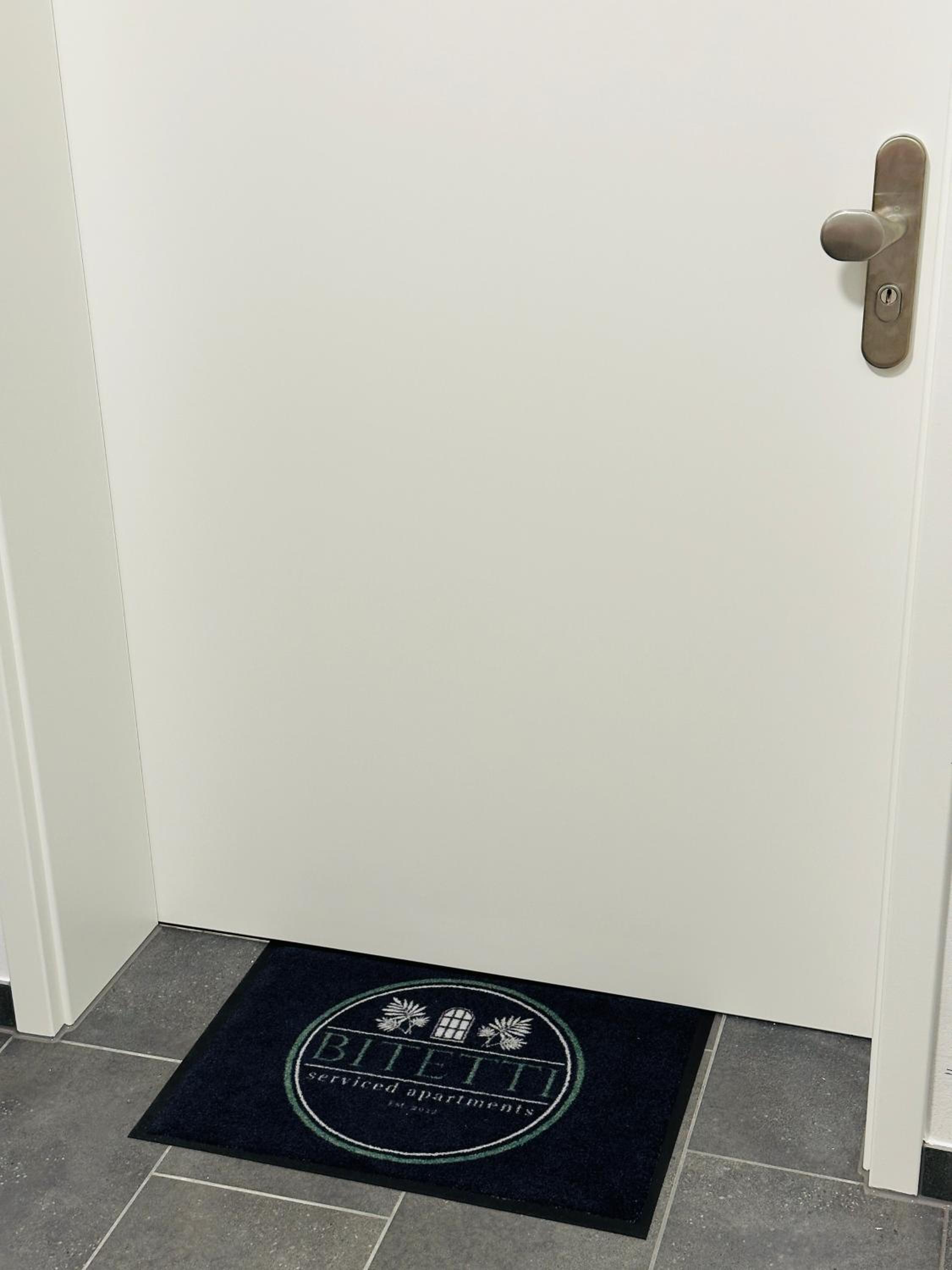 Ferienwohnung-Parkplatz-Balkon-Küche-SmartTV-Waschtrockner