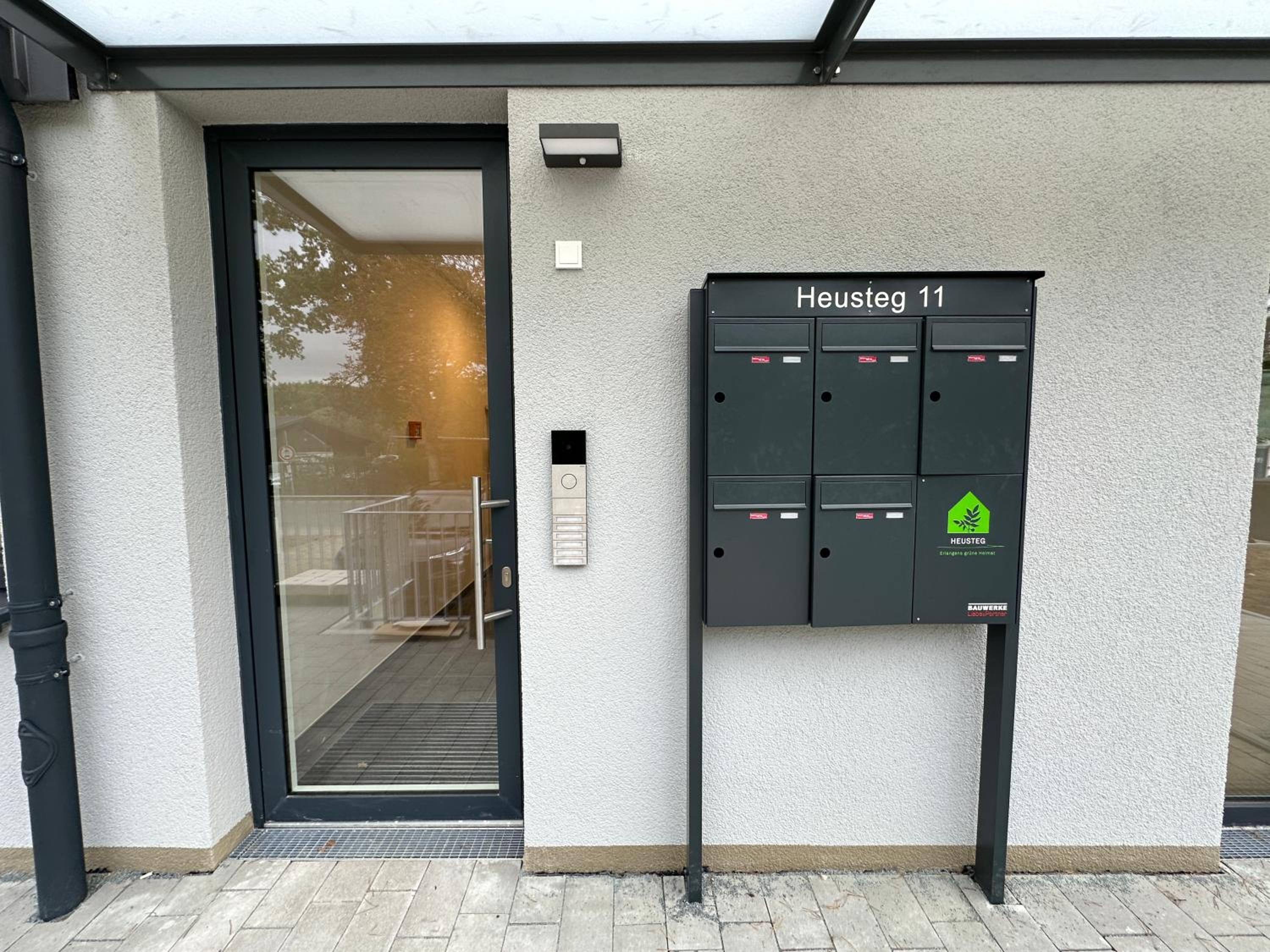 Ferienwohnung-Parkplatz-Balkon-Küche-SmartTV-Waschtrockner