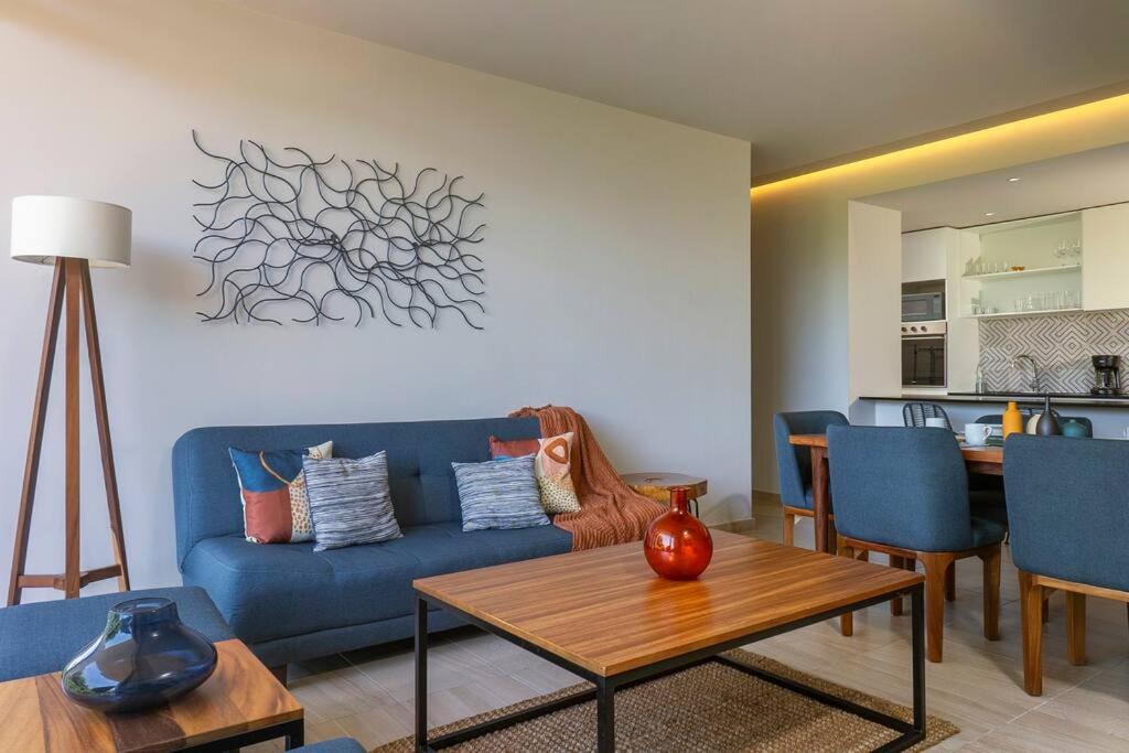 Great location 2 br apartment with rooftop pool! view 4