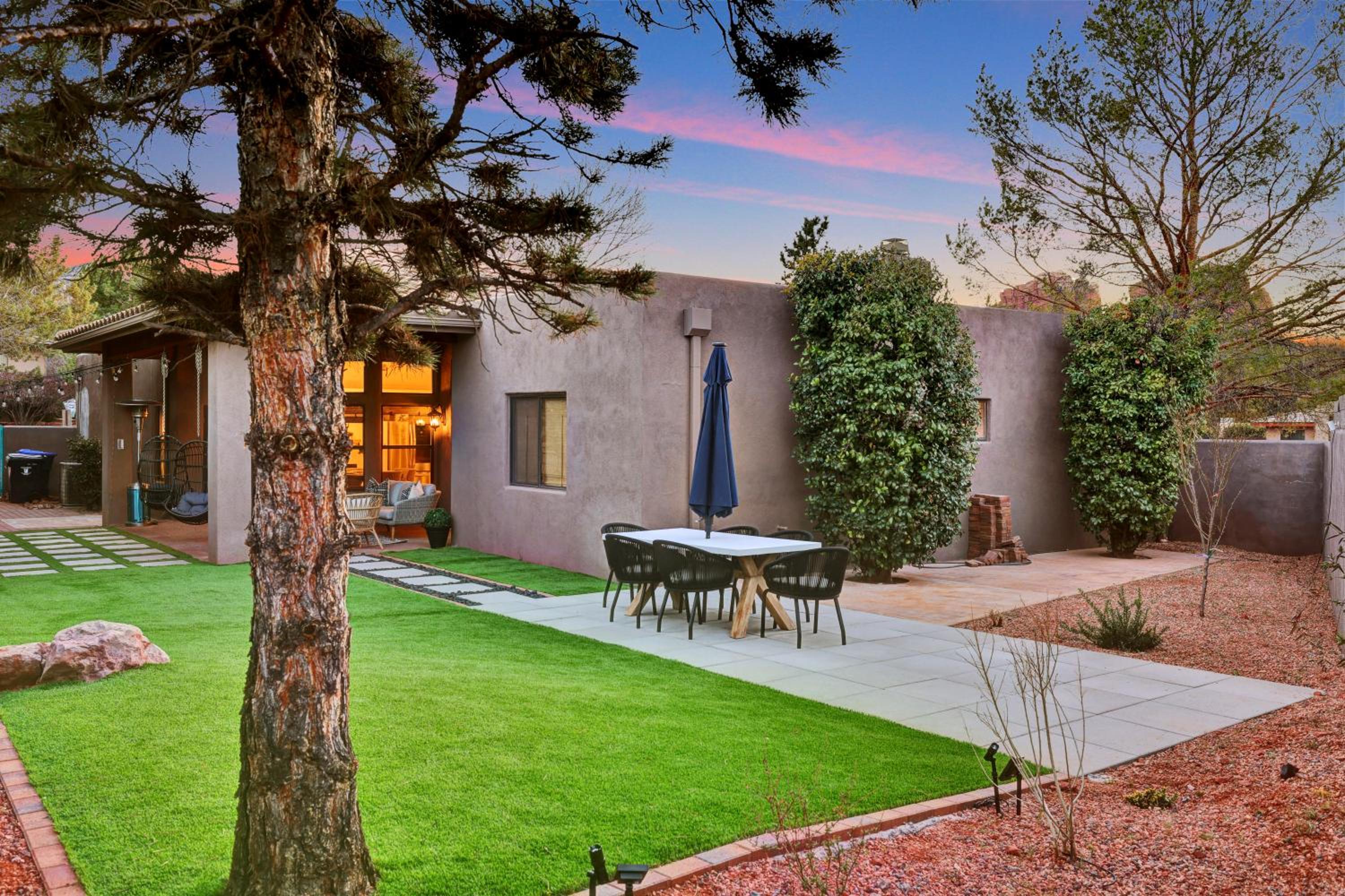 Three Bedroom, Amazing Views, Hot Tub and Pets Allowed, Close to Chapel of the Holy Cross and Chapel Hill, less than 1mi to Trailheads view 5