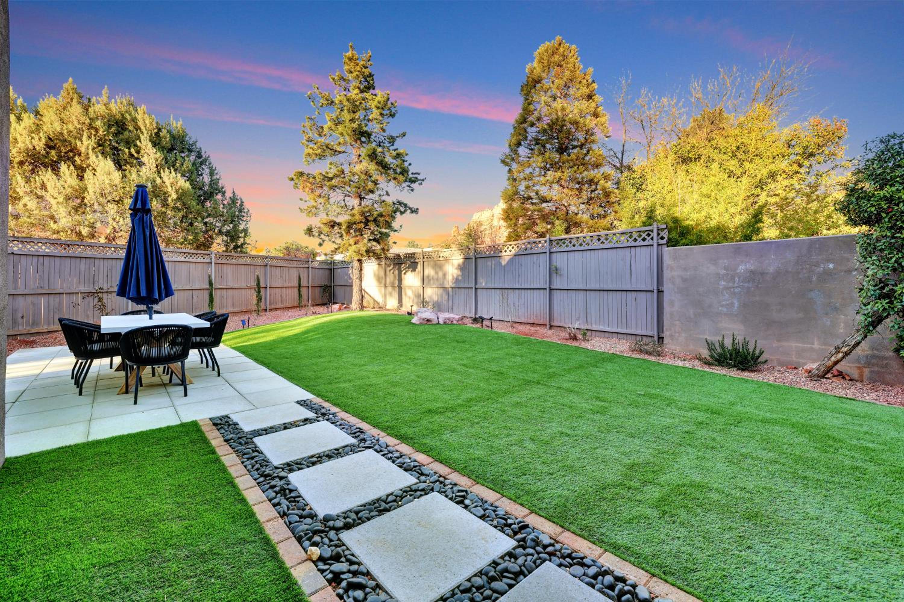 Three Bedroom, Amazing Views, Hot Tub and Pets Allowed, Close to Chapel of the Holy Cross and Chapel Hill, less than 1mi to Trailheads view 4