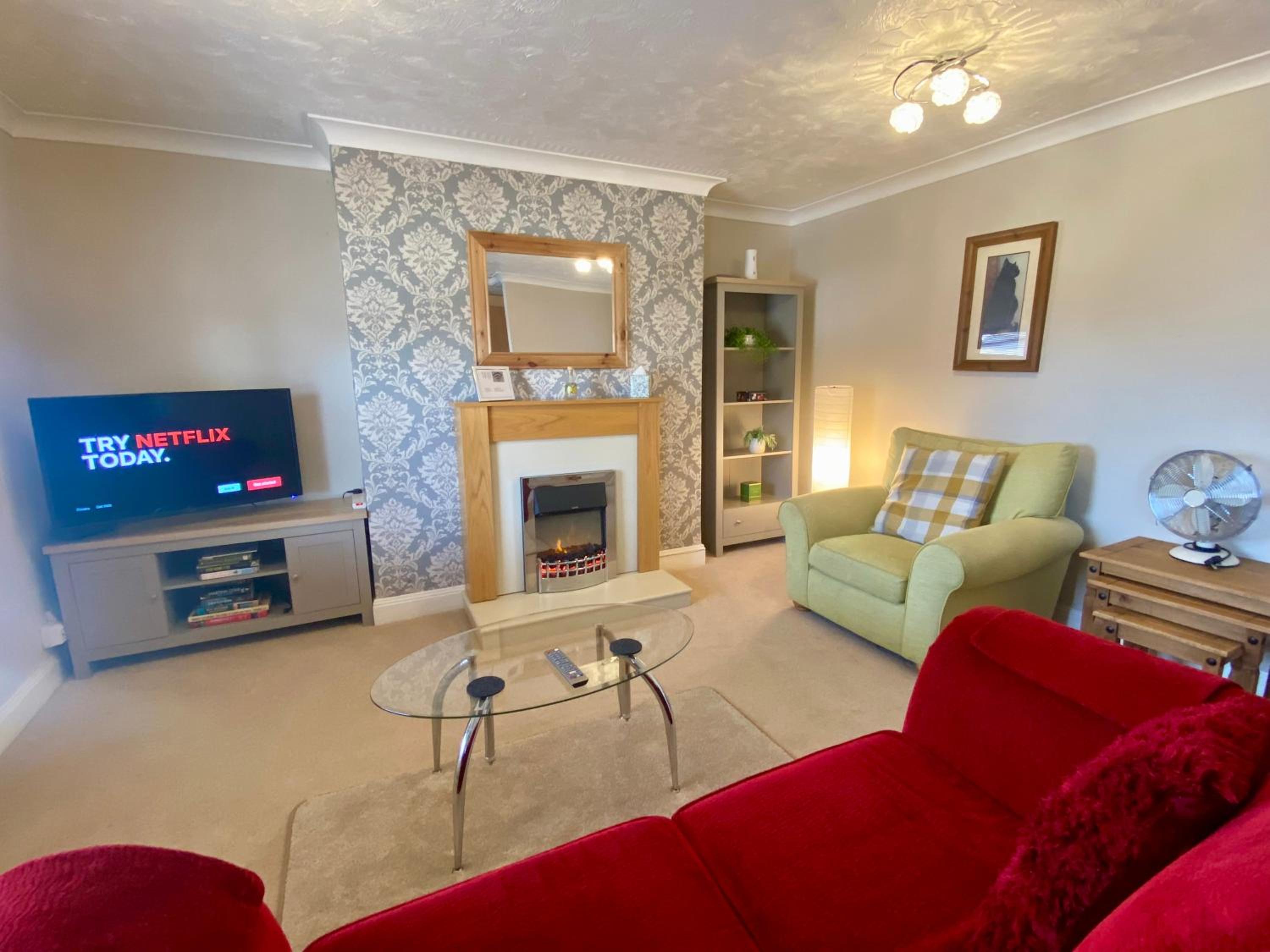 2 Bed Apartment Sleeps 6 Free Van Parking Walk To Weatherspoons view 4
