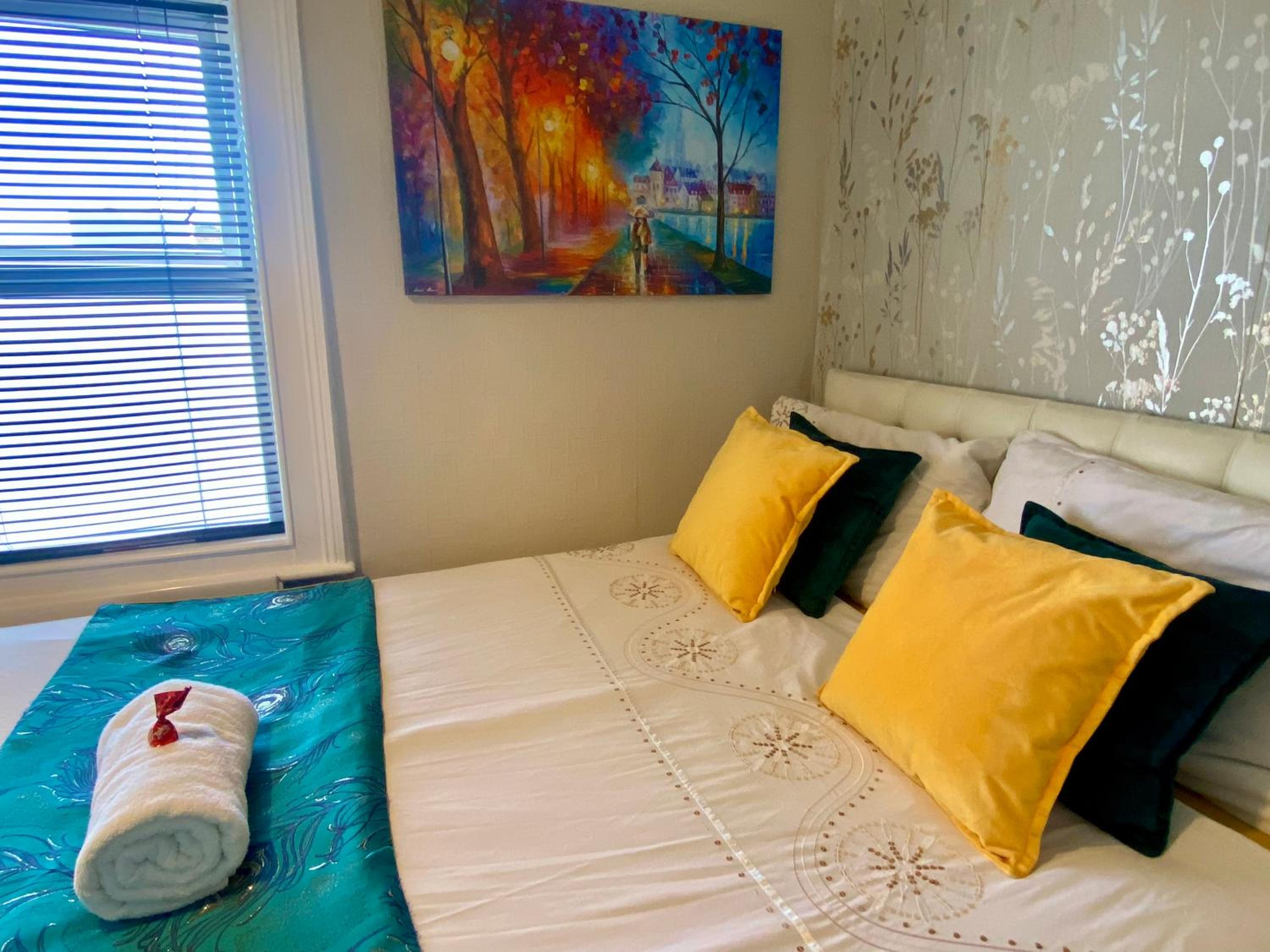 2 Bed Apartment Sleeps 6 Free Van Parking Walk To Weatherspoons view 2
