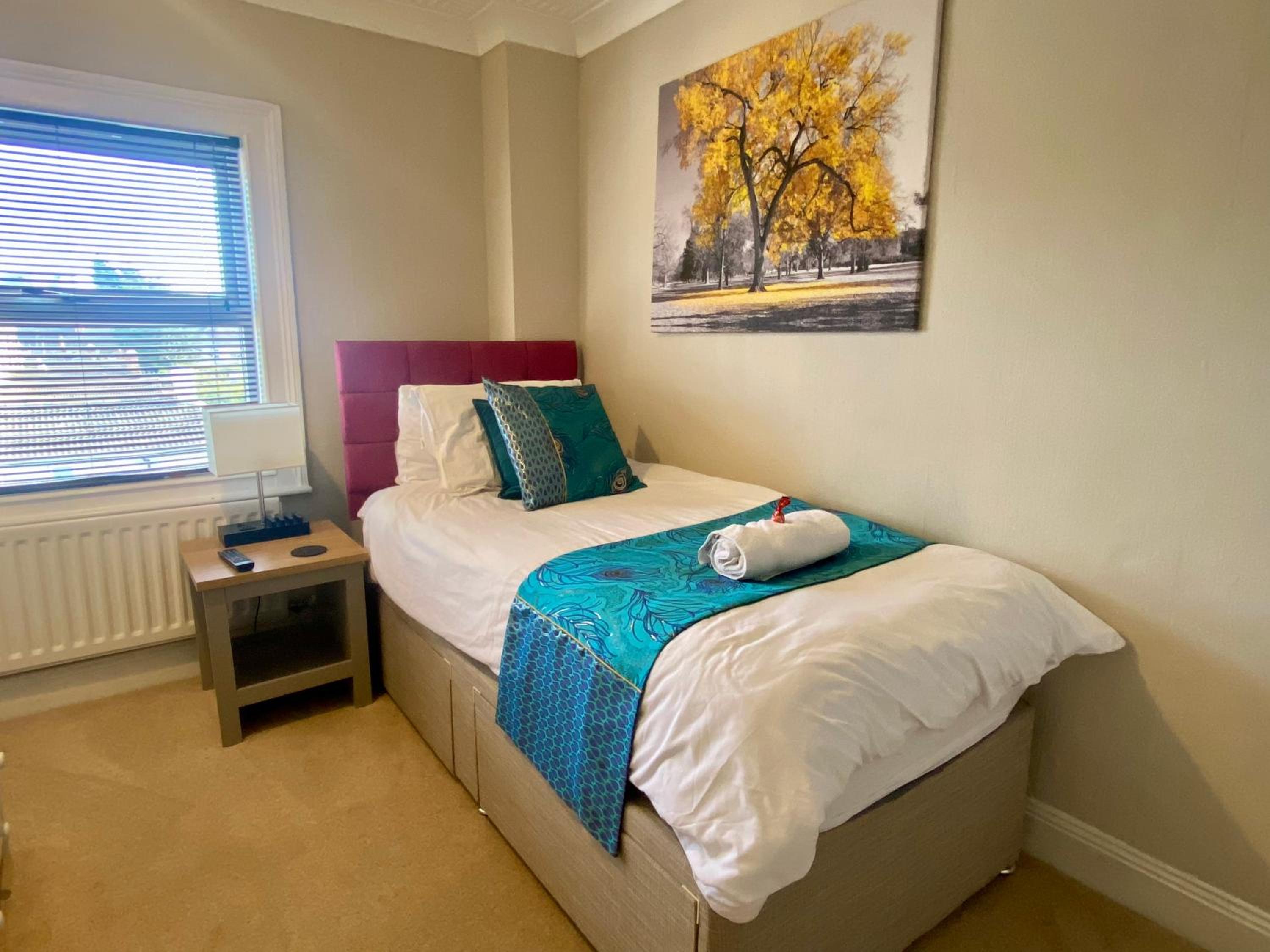2 Bed Apartment Sleeps 6 Free Van Parking Walk To Weatherspoons view 3