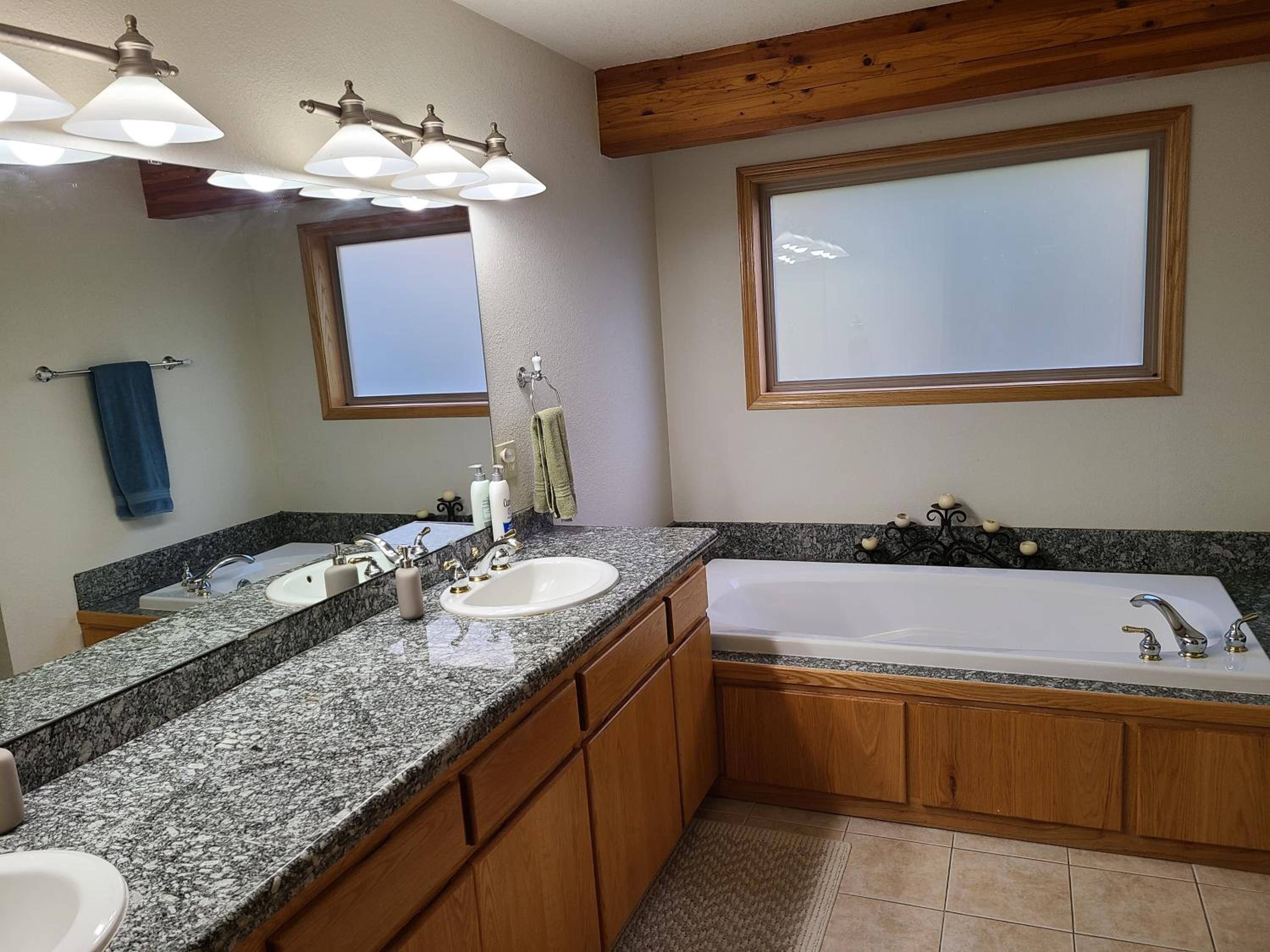 Large Mountain Home Near Crescent, Odell, and Crater Lakes. Family Reunion Home! view 4