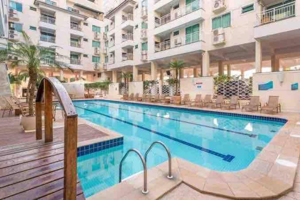 Apartamentos com piscinas na praia de Bombas