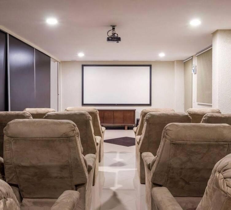 Apartamentos com piscinas na praia de Bombas