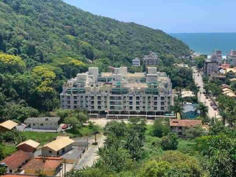 Apartamentos com piscinas na praia de Bombas