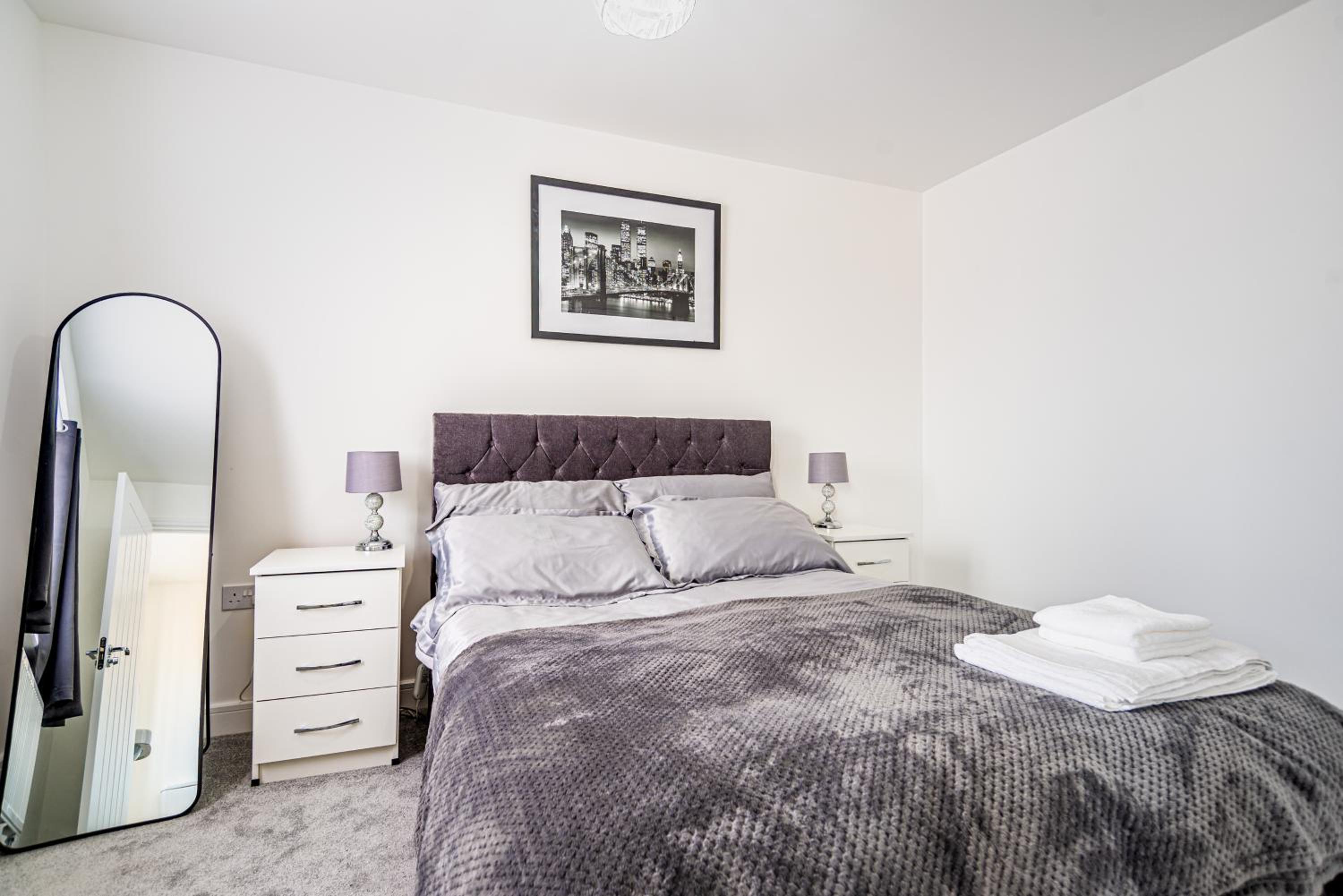 THE LAKE - A stunning 2 bedroom house, only 17mins to Central London!!!
