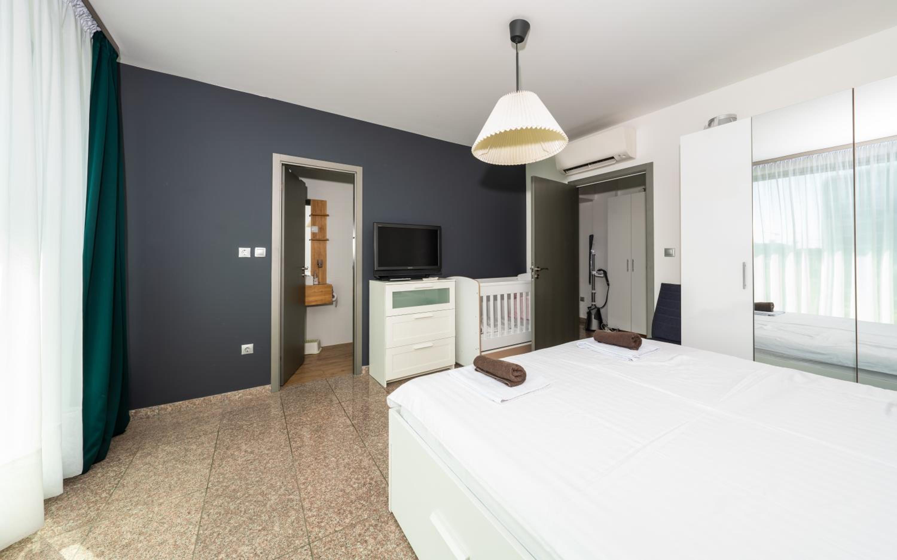 Vertigo Modern 2-Bedroom Apartment with Parking & Vitosha View