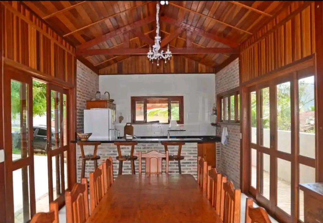 Casa Grande de praia em condomínio fechado na Lagoinha Ubatuba