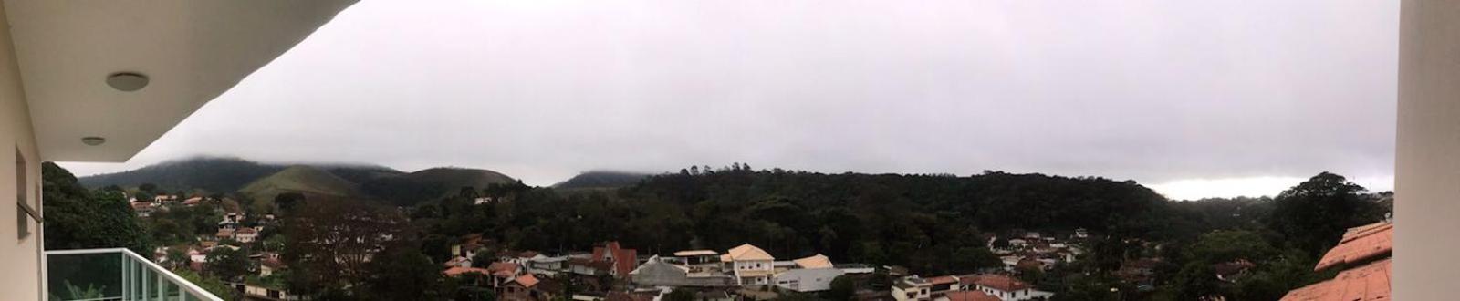 Casa de vidro com vista para a Mata Atlântica no Centro de Miguel Pereira