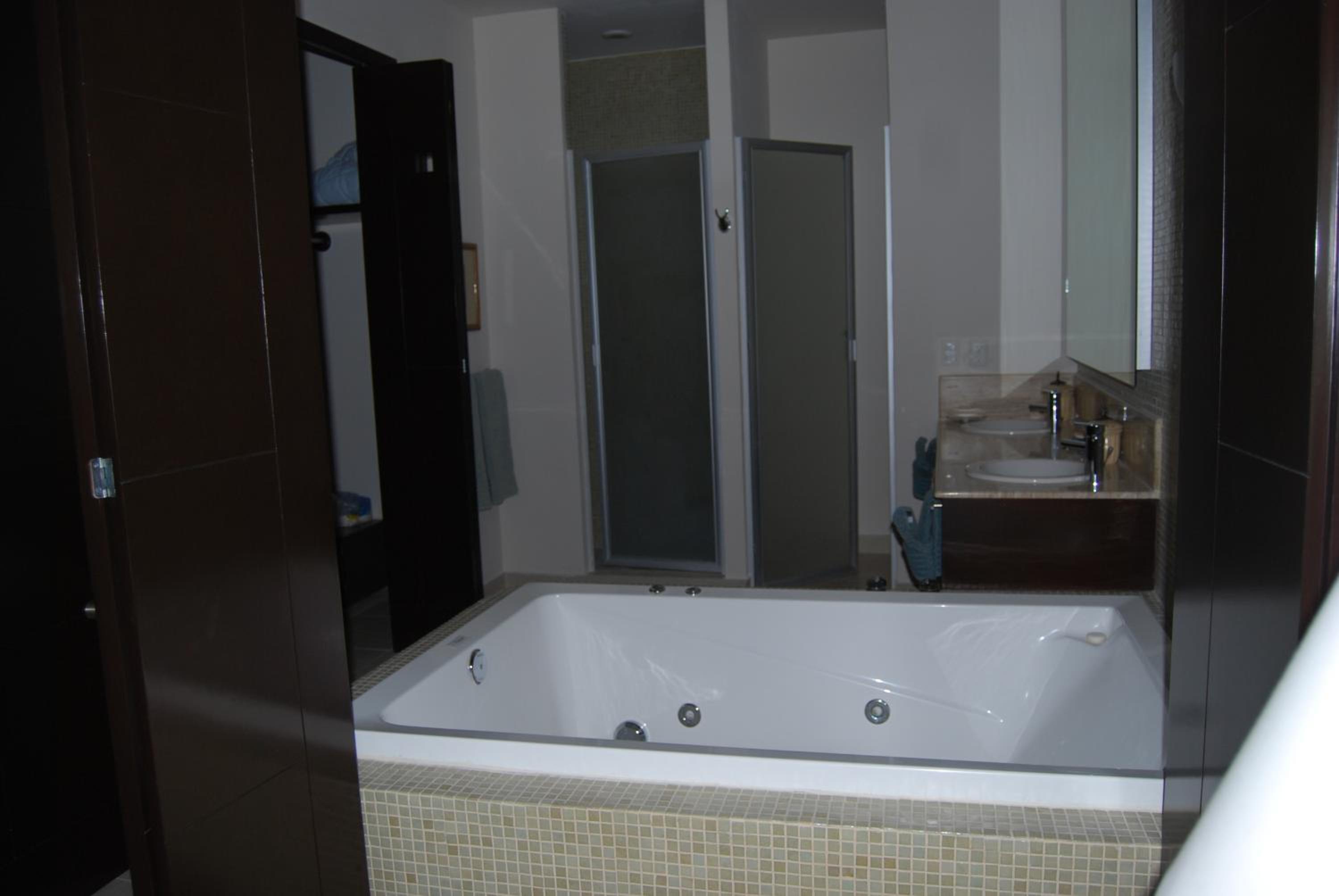 Casa Felsted Torre 1 304 Mayan Lakes resort view 5