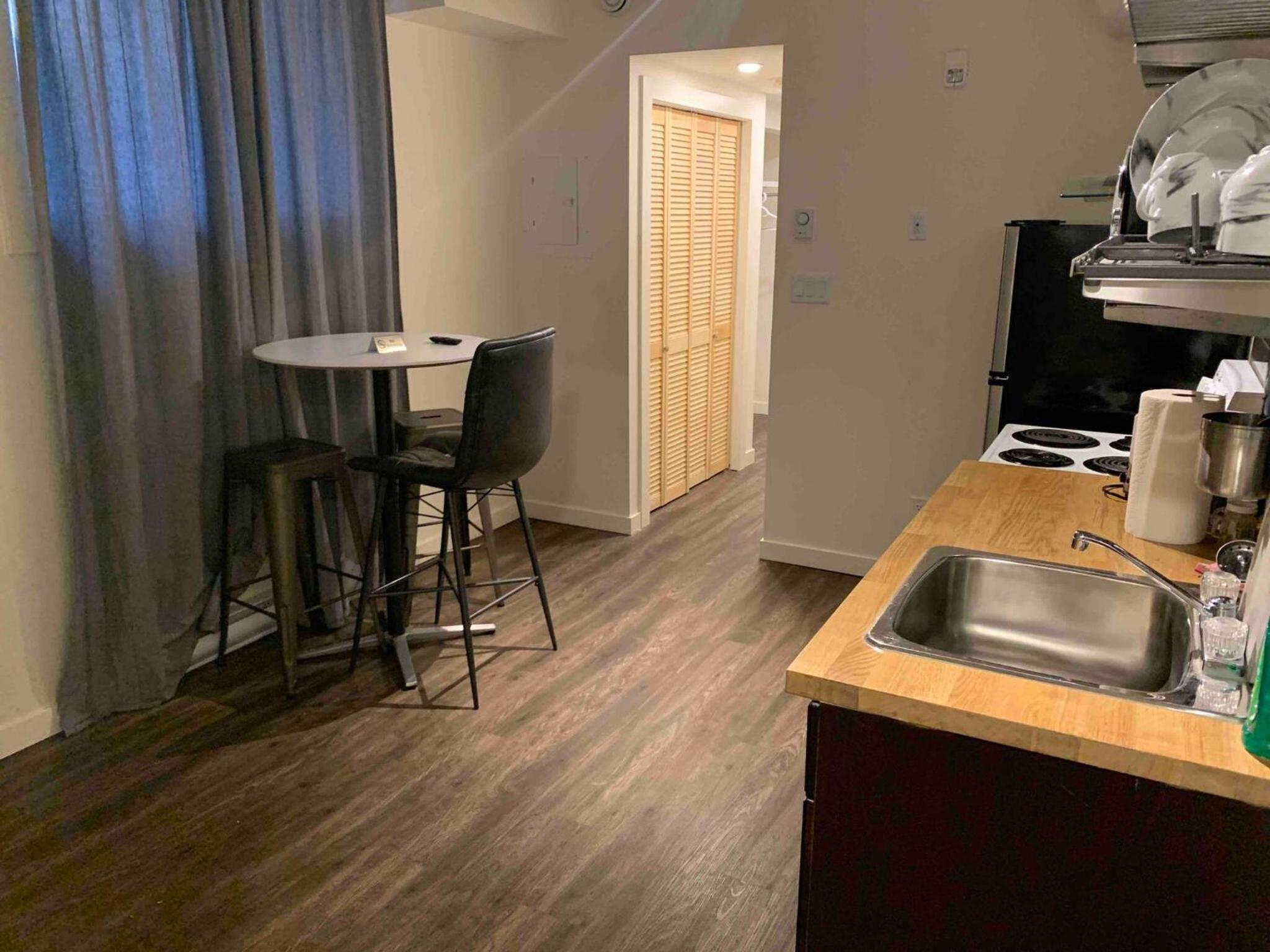 Brand New Dt 1 Br Close To All Edmonton, Canada