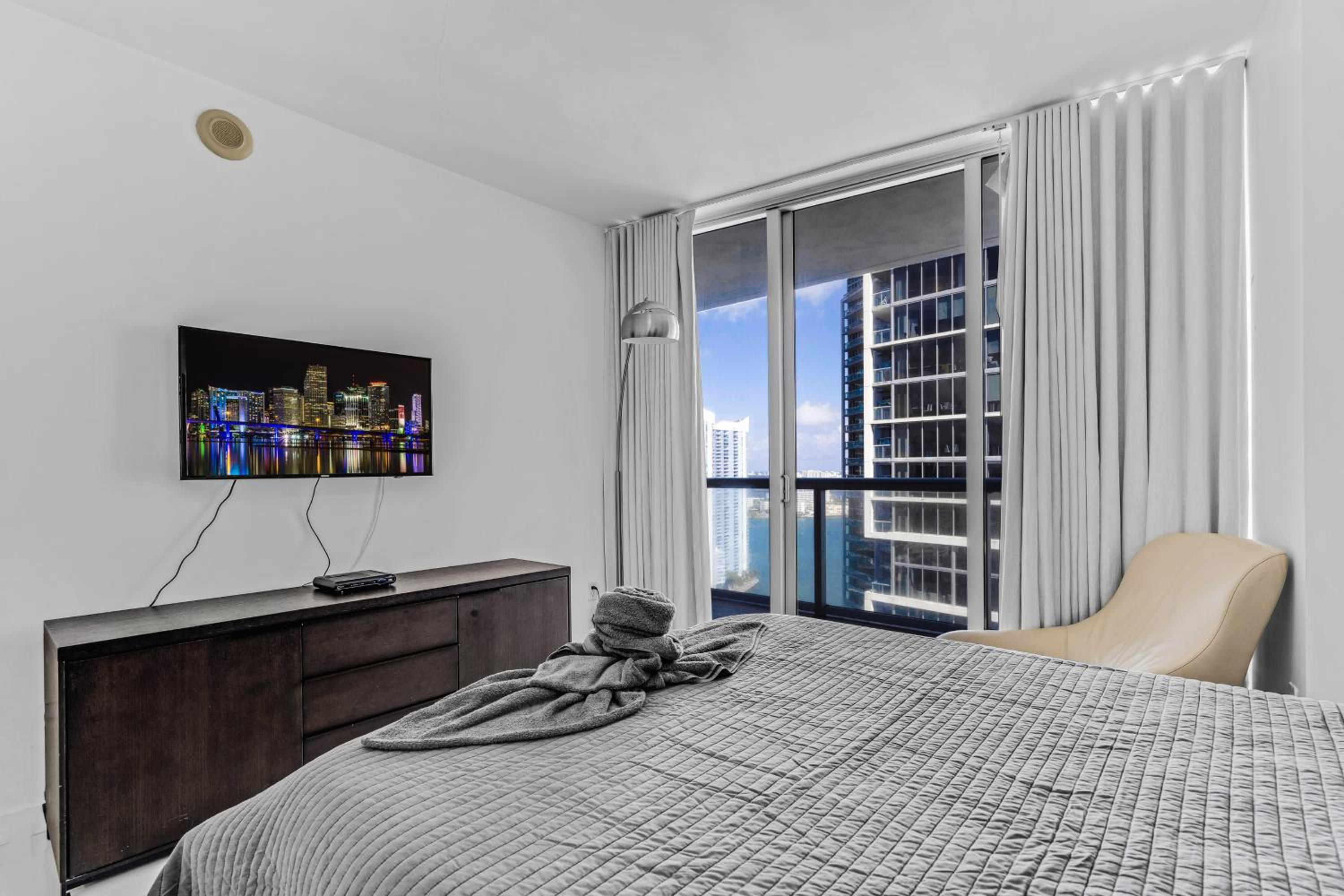 Luxurious Condo at ICON with Views