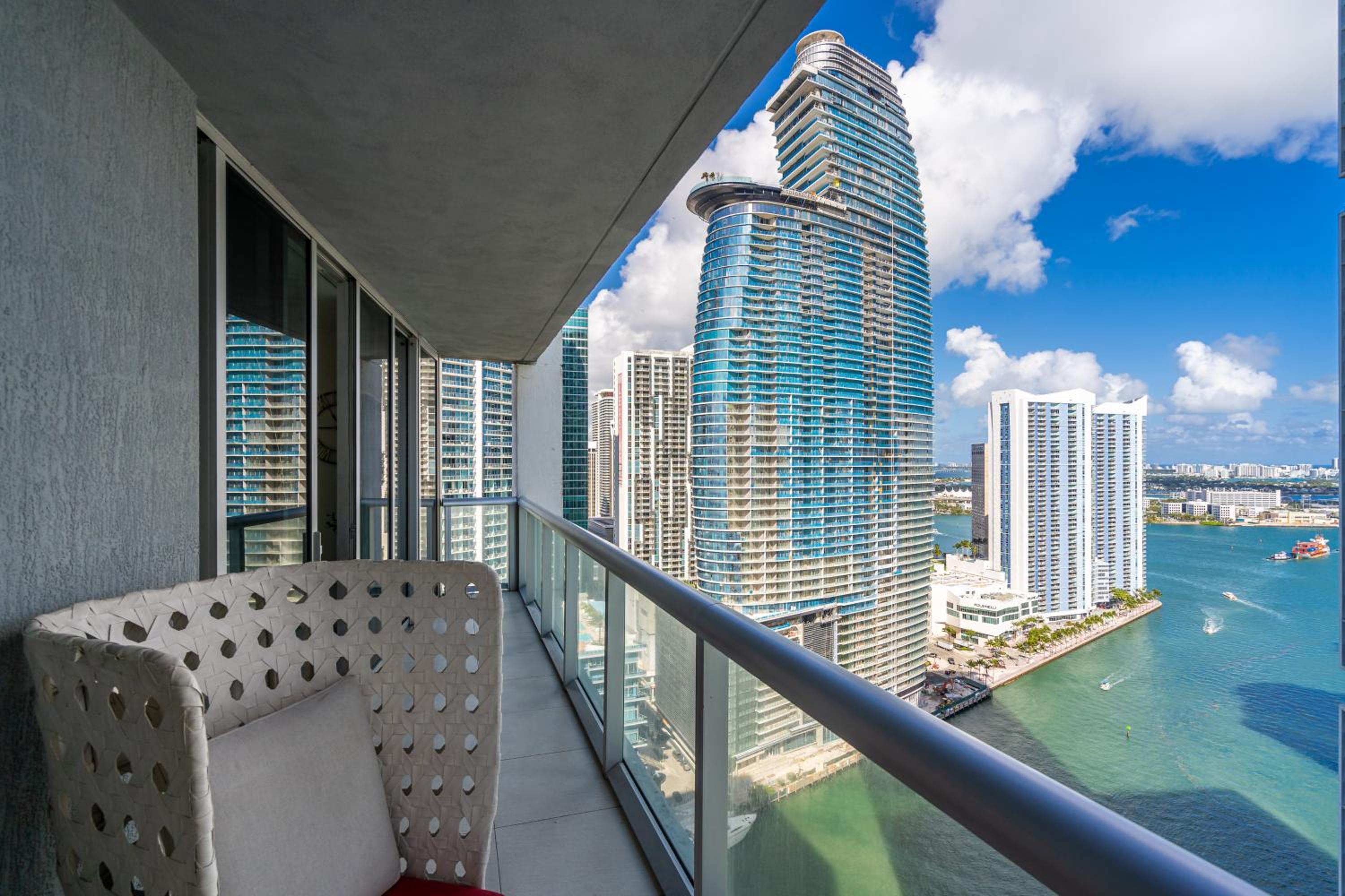 Luxurious Condo at ICON with Views