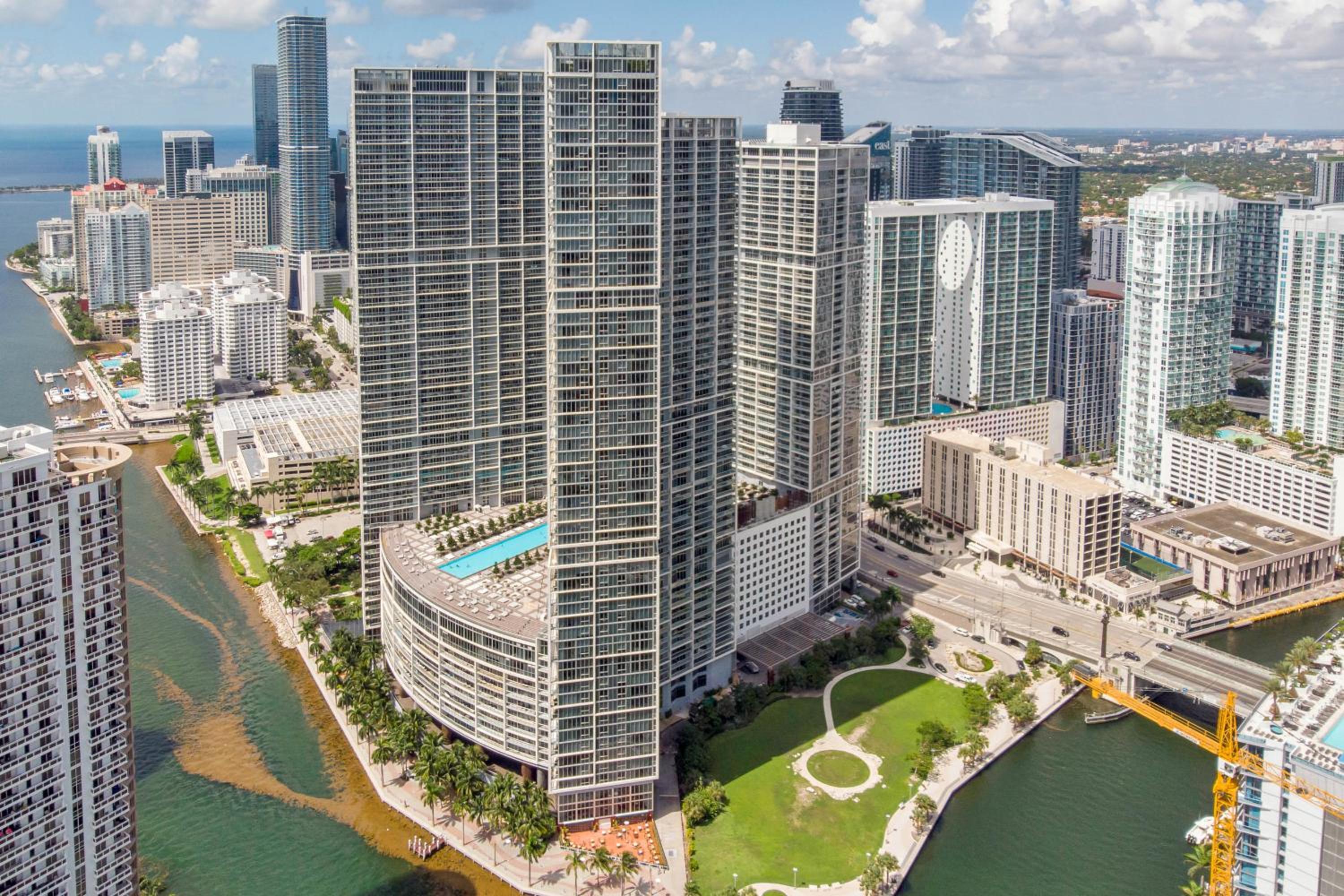 Luxurious Condo at ICON with Views
