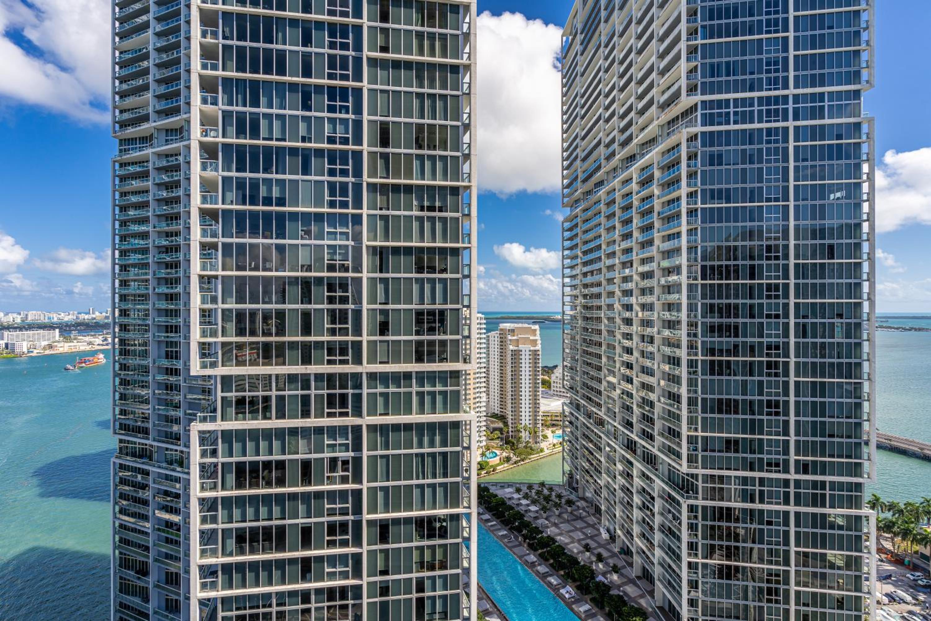 Luxurious Condo at ICON with Views