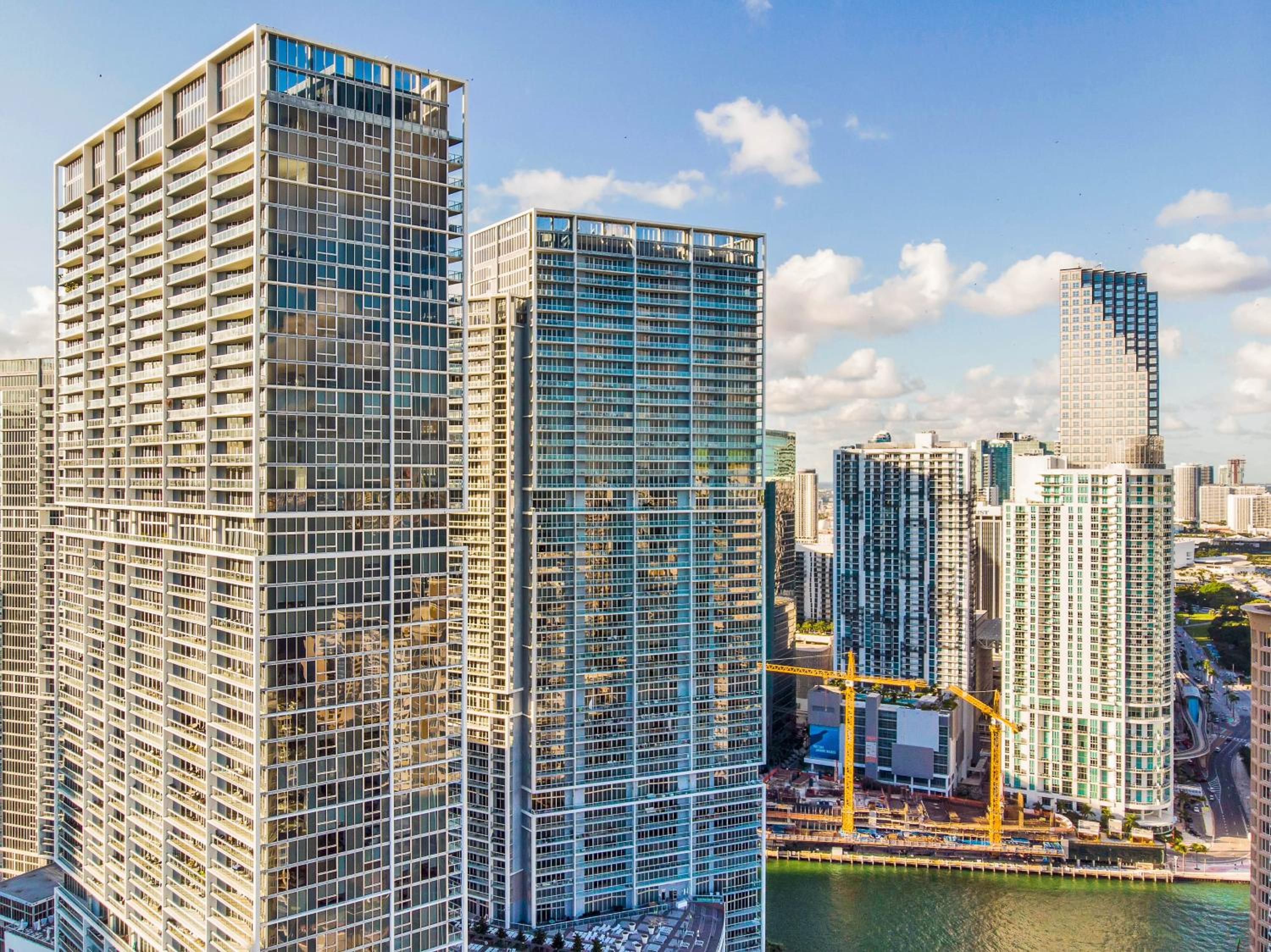 Luxurious Condo at ICON with Views