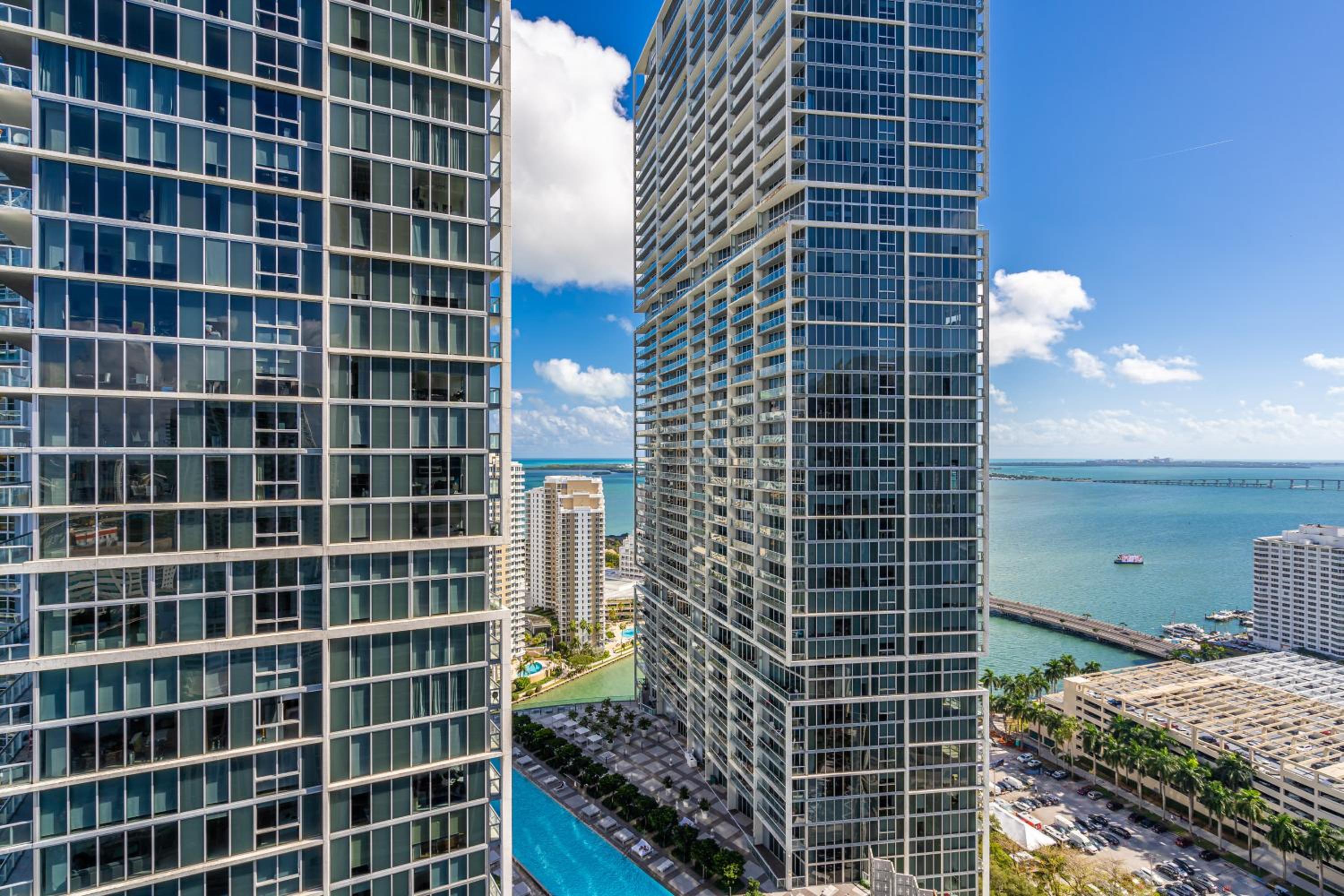 Luxurious Condo at ICON with Views