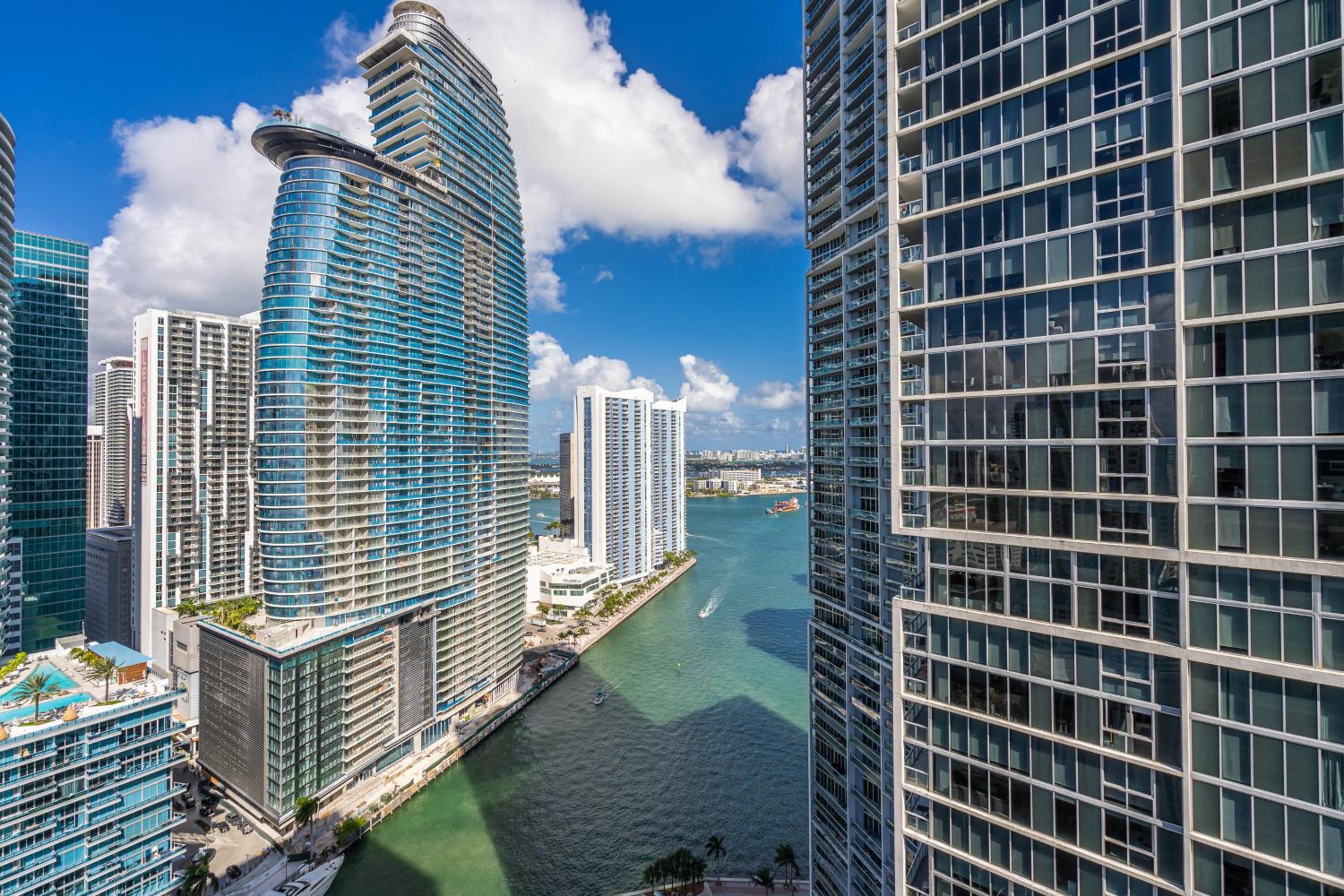 Luxurious Condo at ICON with Views