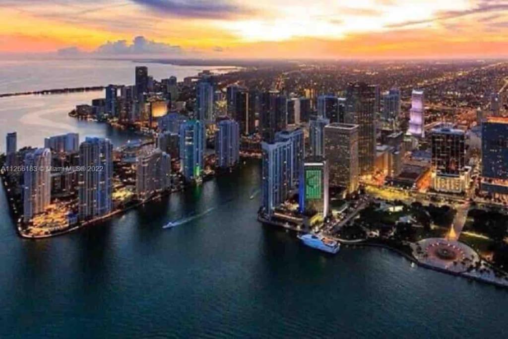 Brickell Best Balcony - 32nd Floor - Luxe Waterfront & City Views - Amazing Furnished Balcony - Walk-Water-WiFi