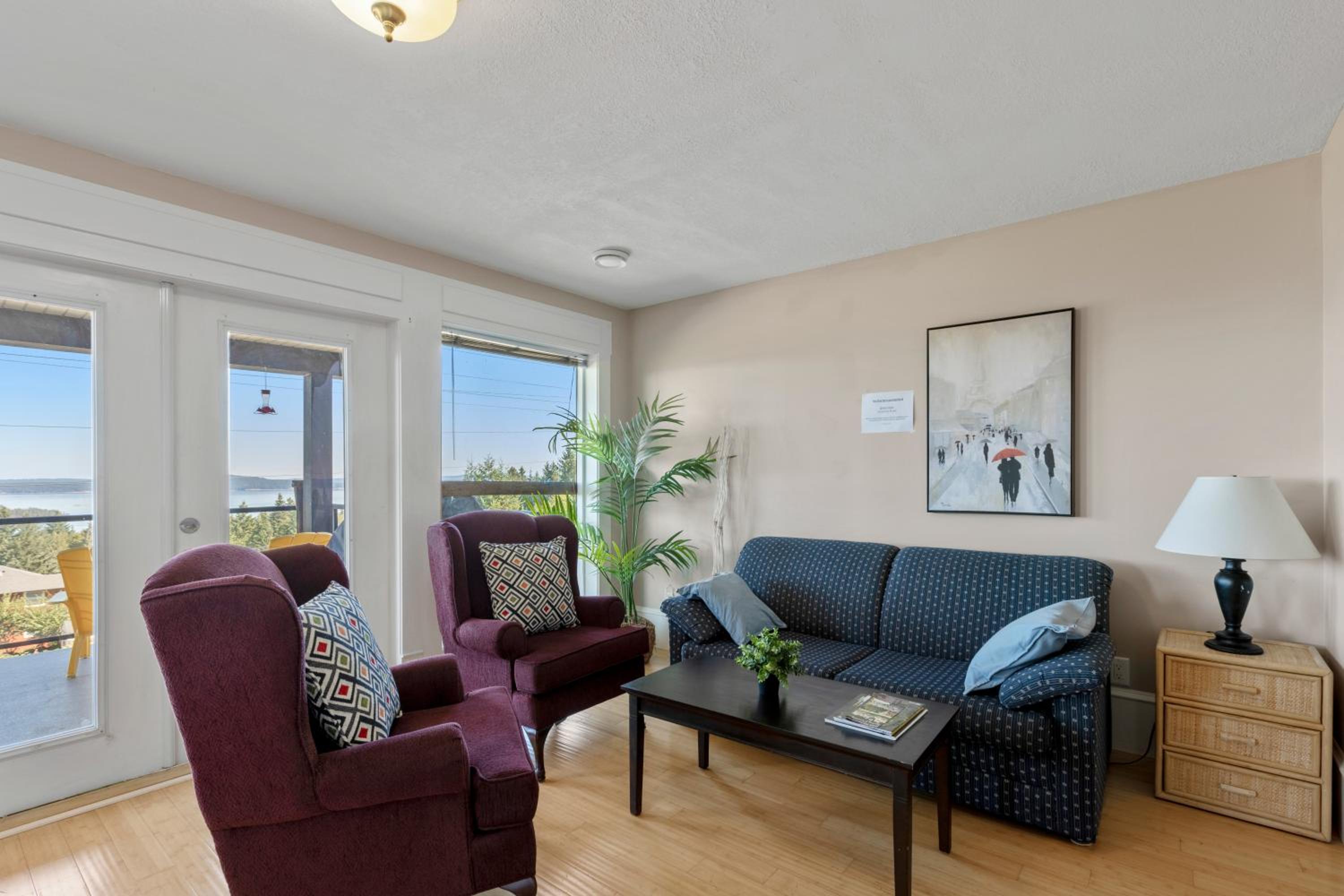Executive pet friendly lower suite with ocean view