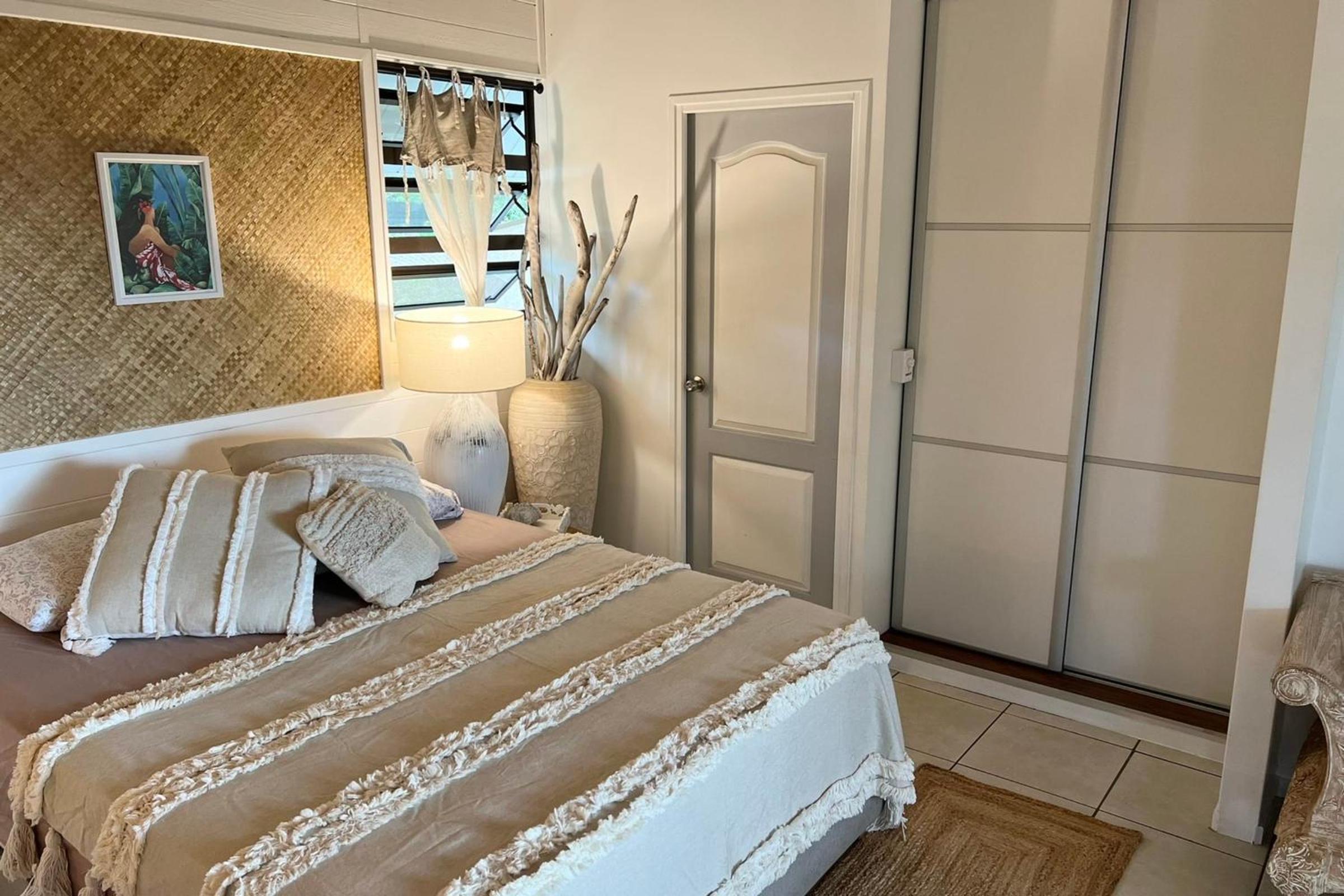 FARE URU - Modern bungalow near airport view 2