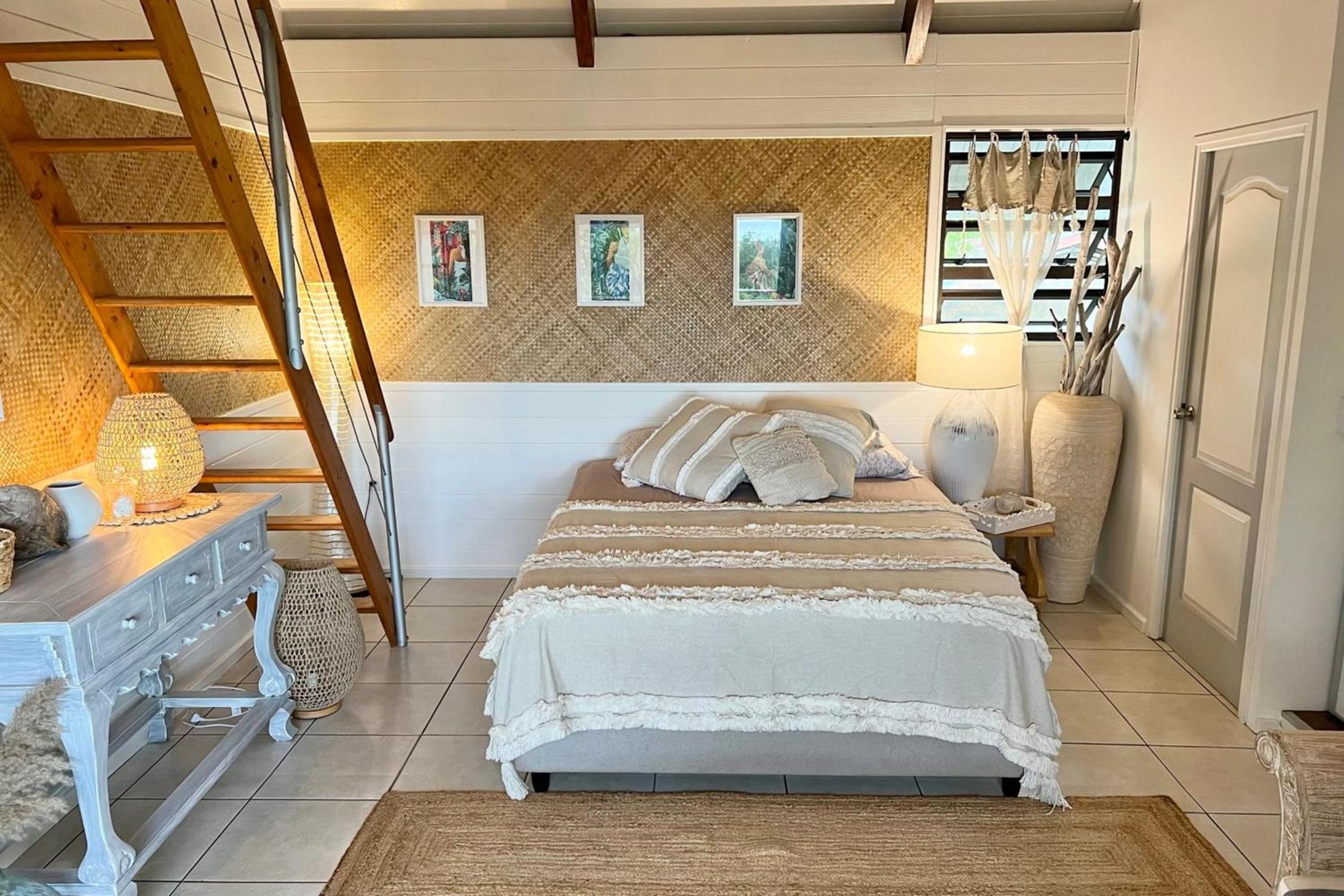 FARE URU - Modern bungalow near airport view 4