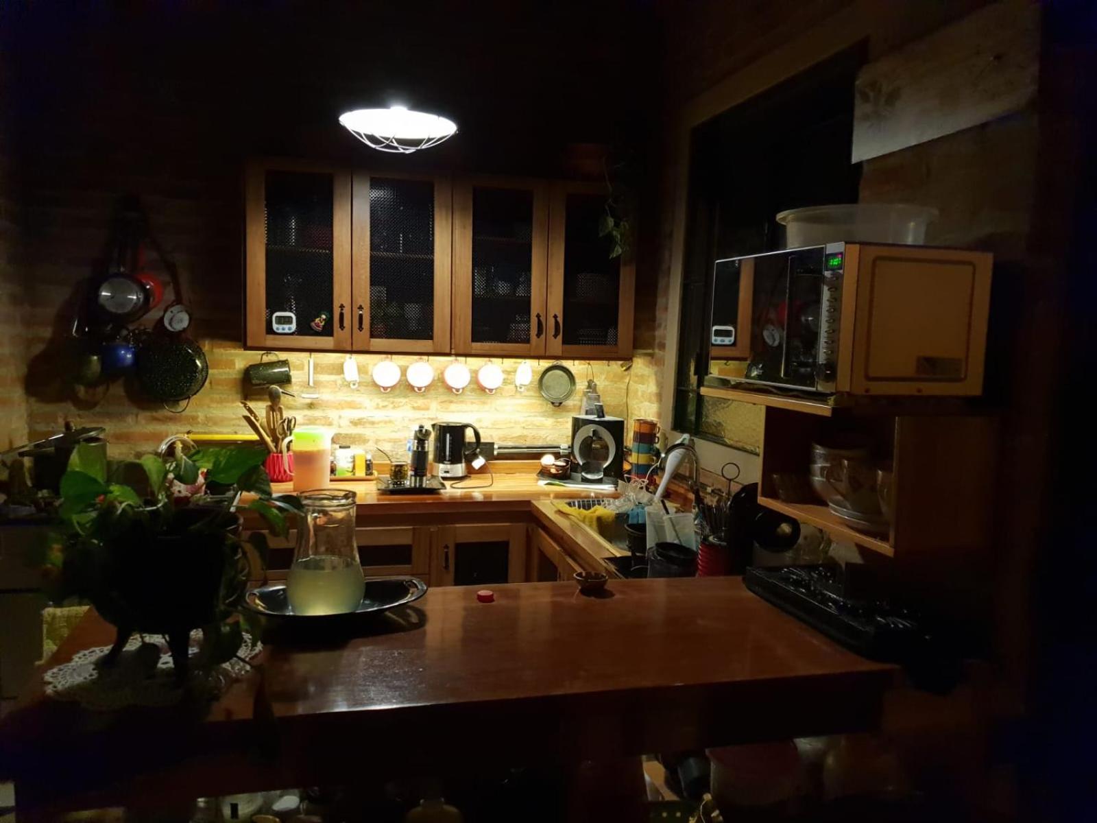 Dormitorio con baño privado, cocina y living compartido con pileta en country