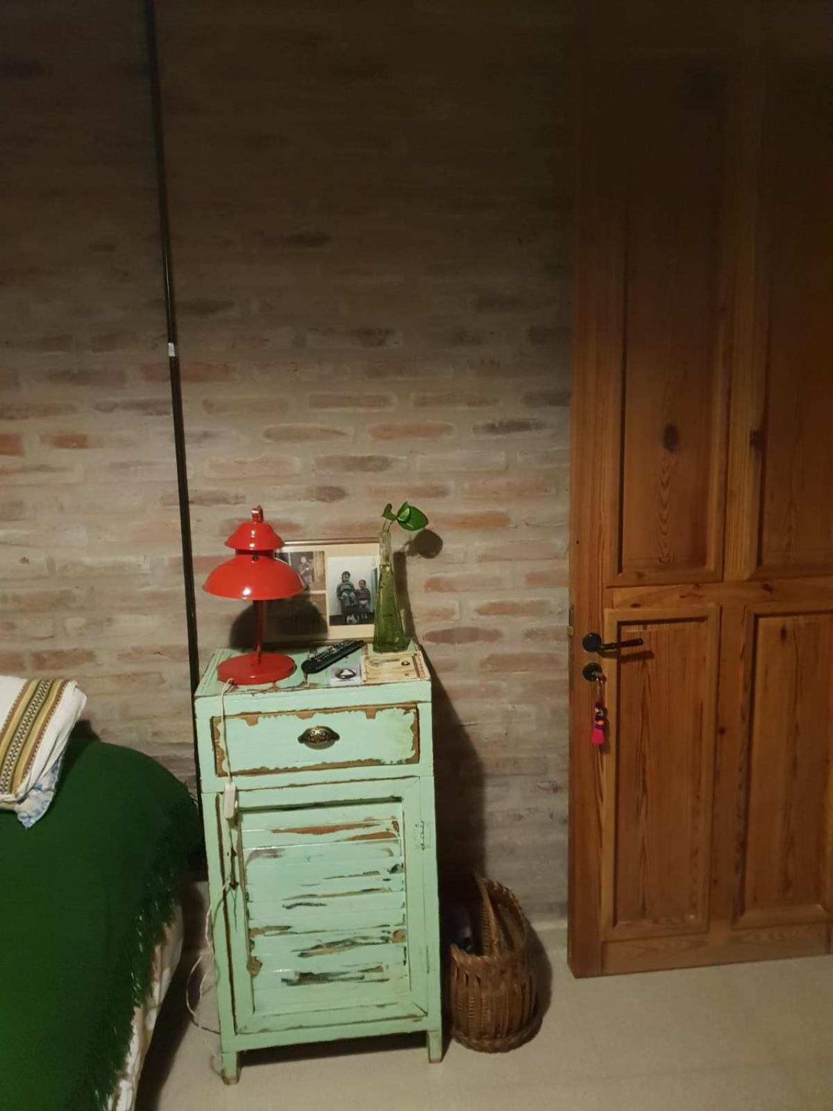 Dormitorio con baño privado, cocina y living compartido con pileta en country