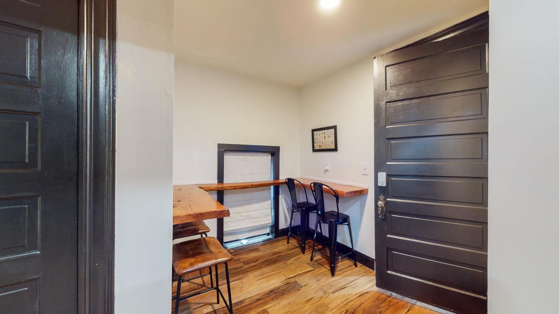 Stylish 2nd Floor Apartment with Pool Table Office Space near Churchill Downs
