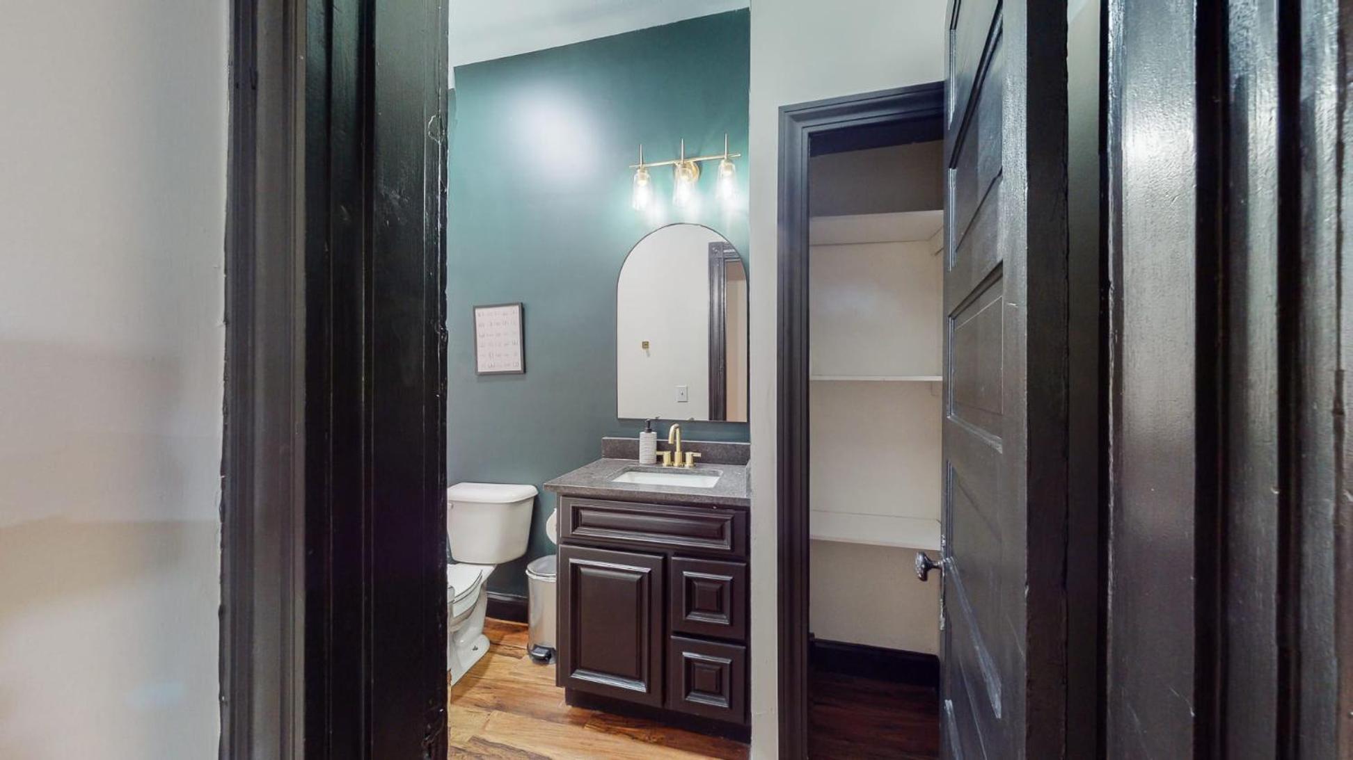 Stylish 2nd Floor Apartment with Pool Table Office Space near Churchill Downs