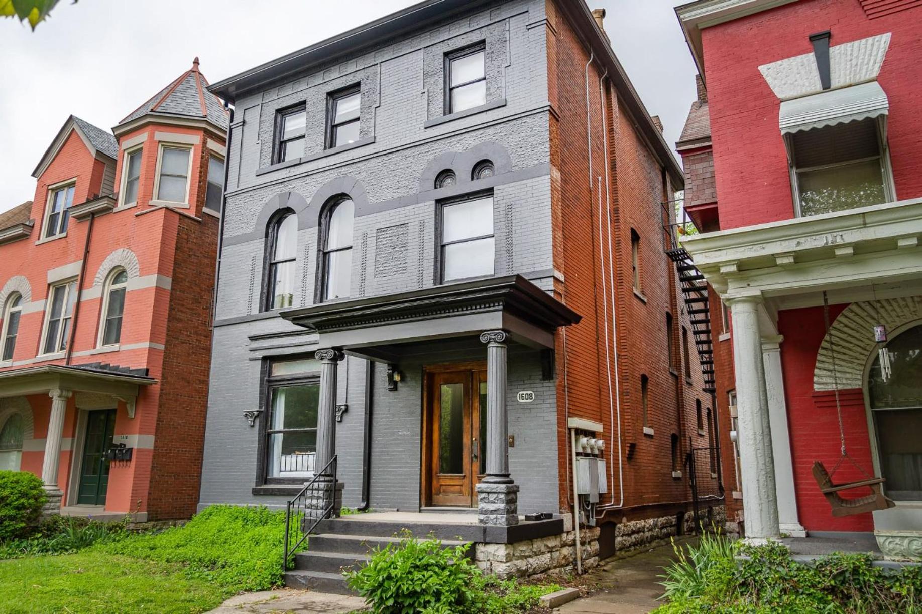 Stylish 2nd Floor Apartment with Pool Table Office Space near Churchill Downs