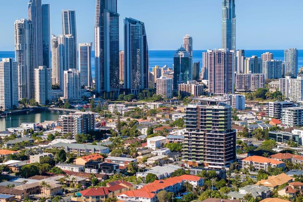 Coastal Central 3BR - Spa, Surfers Paradise, AC