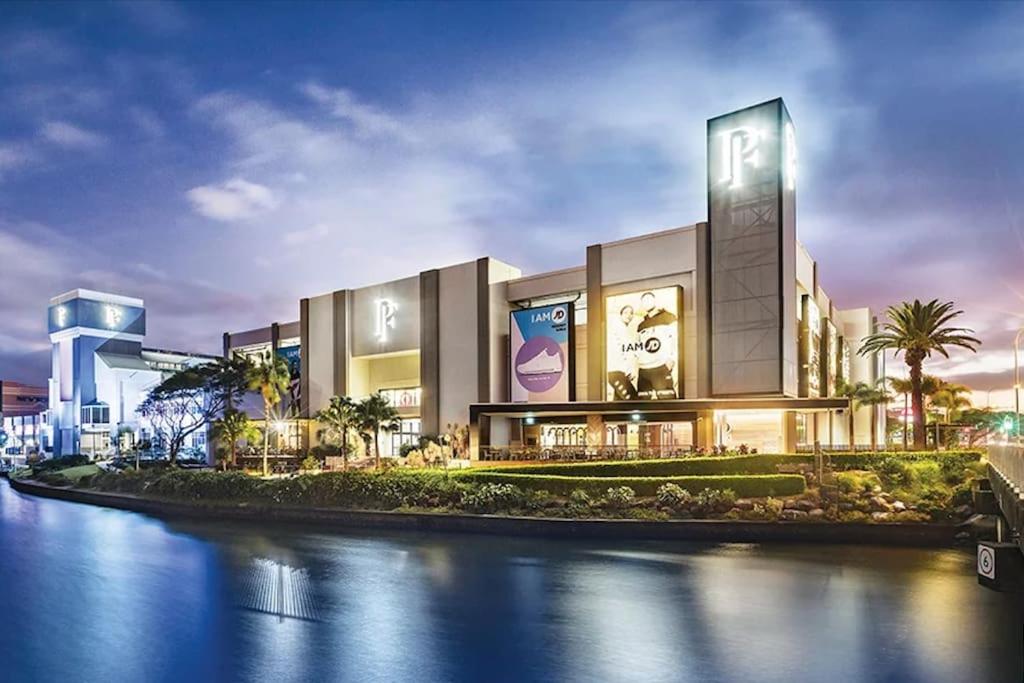 Beachfront Bliss 2BR Broadbeach