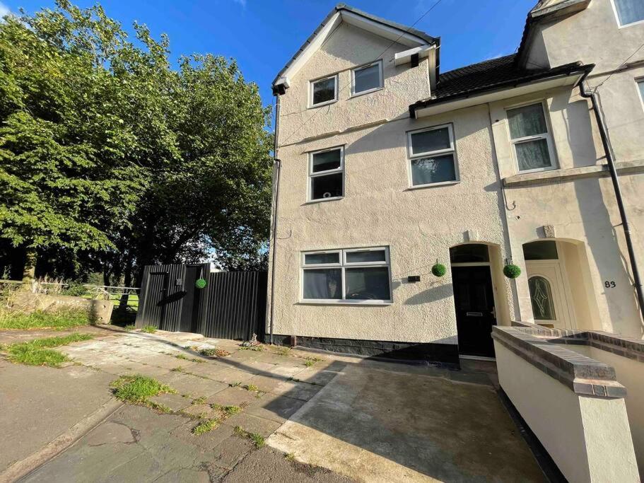 3- Lovely 1 Bed Apartment extra sofa bed-West Midlands view 2