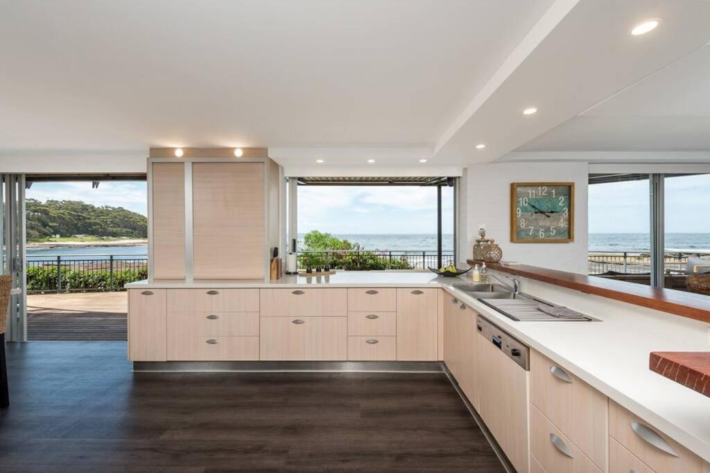 'Nirvana' - Beachfront Luxury Family Home Mollymook